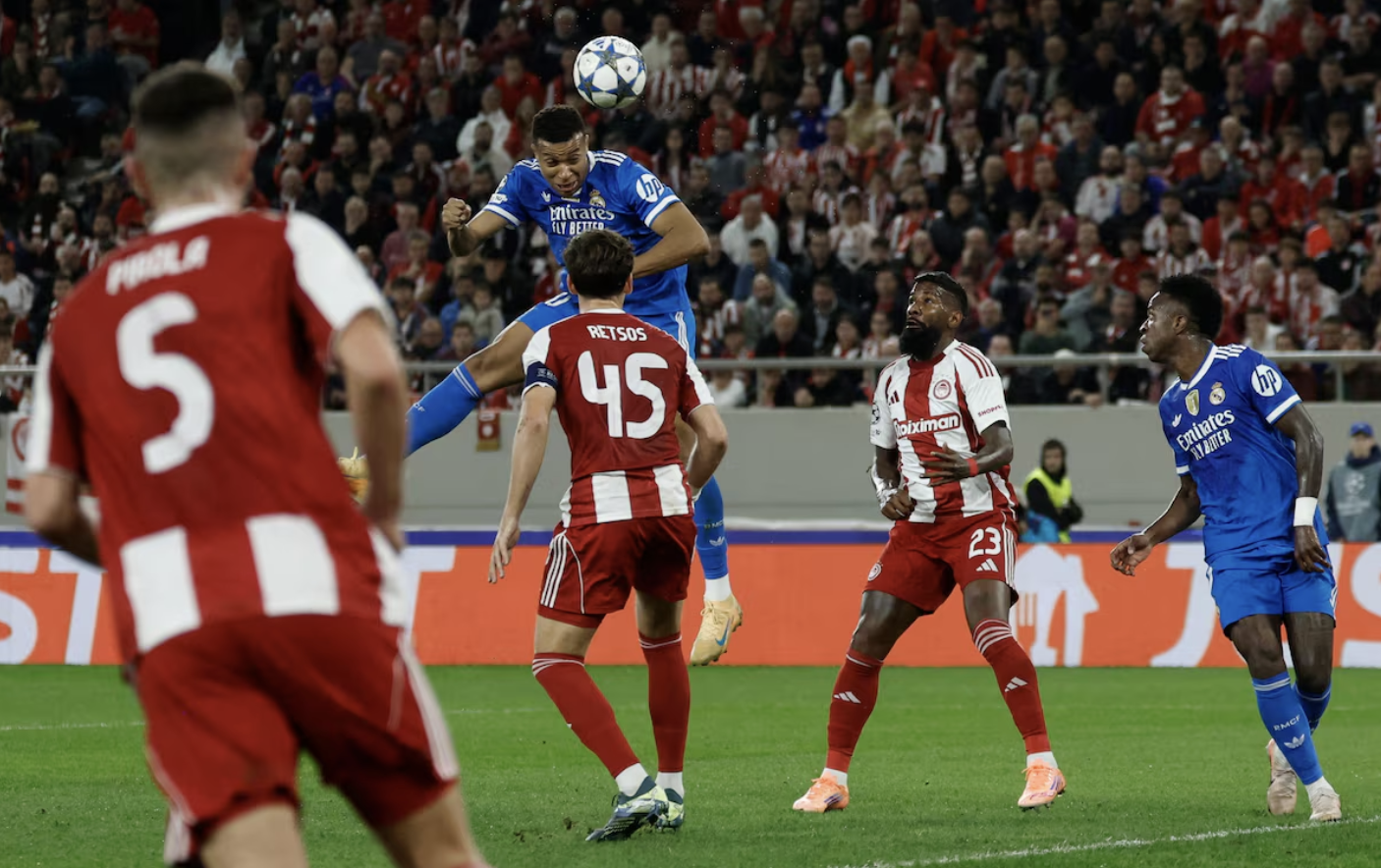 Tình huống đánh đầu ghi bàn của Mbappe.