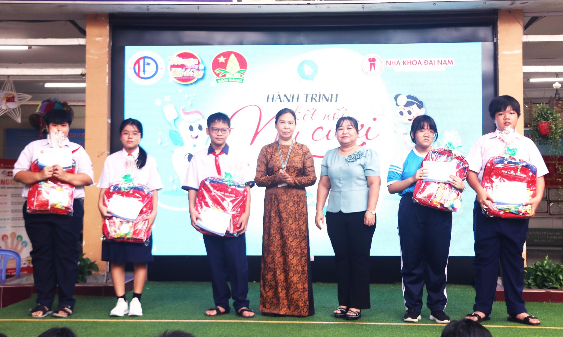 Báo TNTP&NĐ trao học bổng đến các bạn vượt khó.