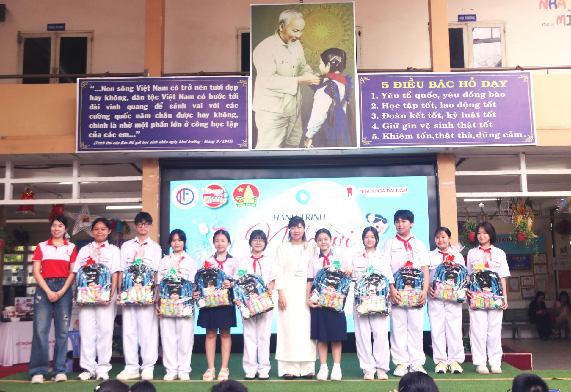 Hệ thống Nha khoa Đại Nam tặng quà đến những học sinh tích cực tham gia hoạt động trường lớp. 