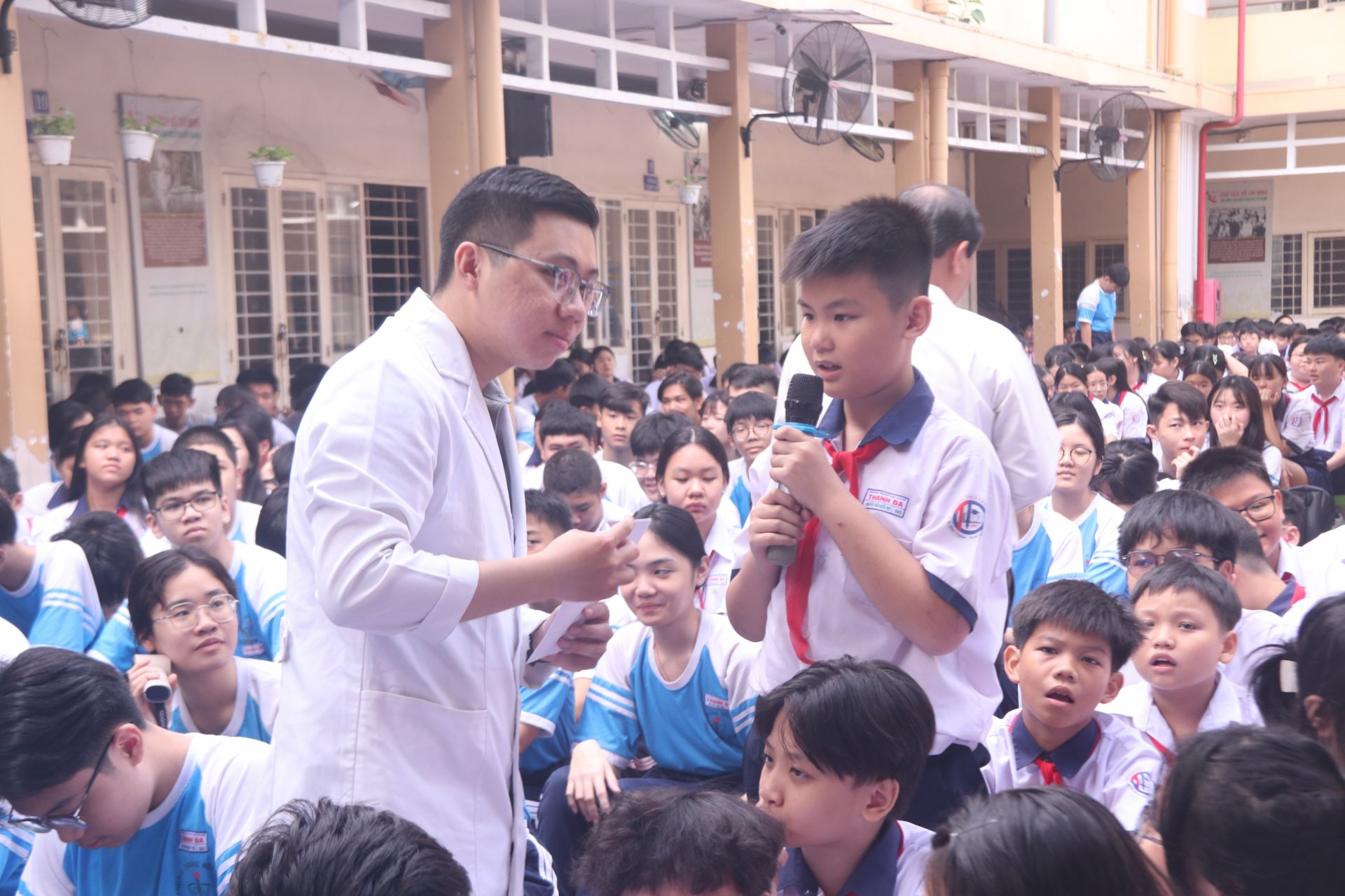 Trả lời đúng câu hỏi của bác sĩ, các bạn được “rinh” ngay quà hấp dẫn.