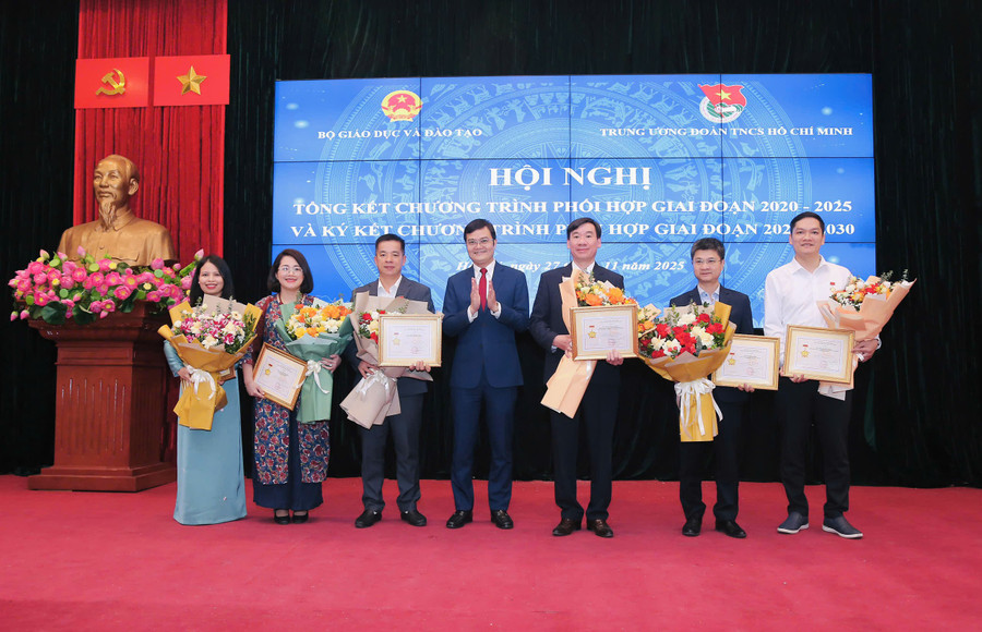 Bí thư thứ nhất T.Ư Đoàn Bùi Quang Huy trao Kỷ niệm chương 