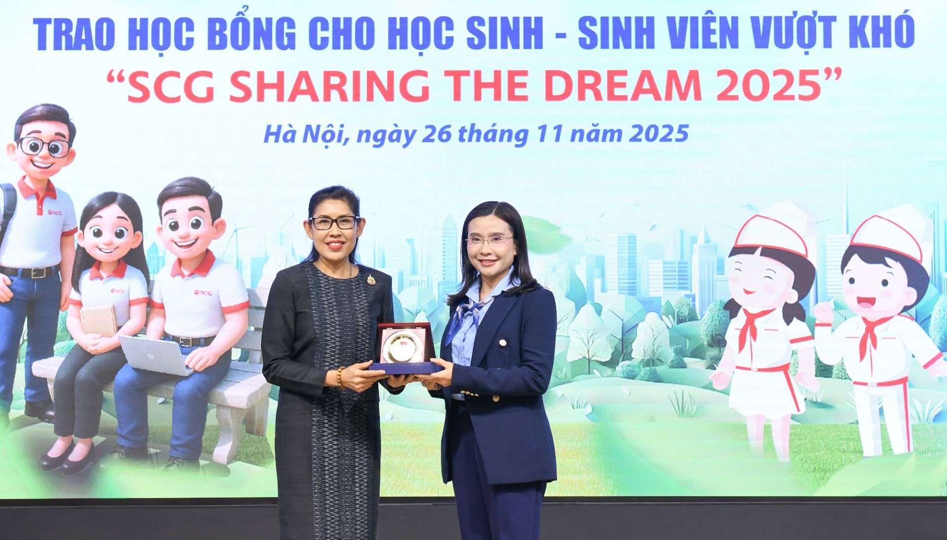 Chị Nguyễn Phạm Duy Trang tặng quà lưu niệm cho Đại sứ đặc mệnh toàn quyền Vương quốc Thái Lan tại Việt Nam.