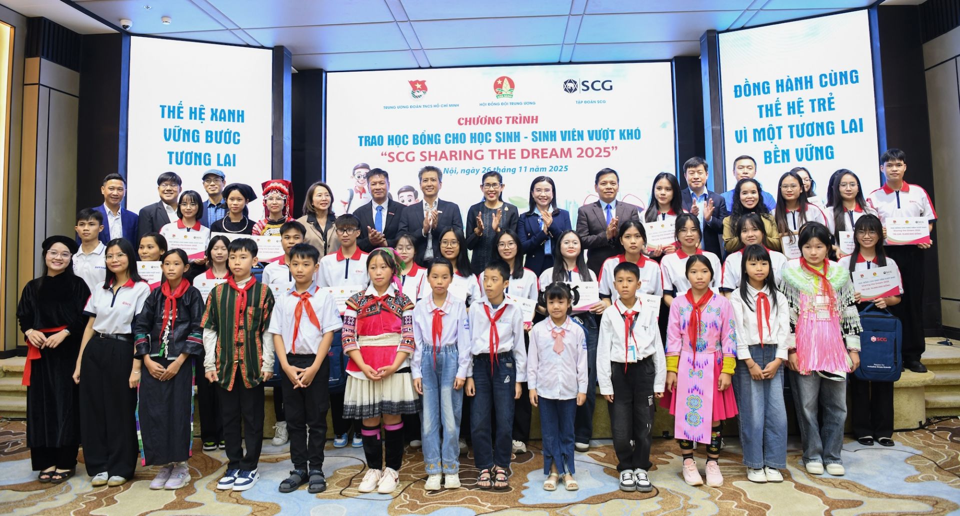 Trao học bổng cho các bạn học sinh, sinh viên vượt khó vươn lên.