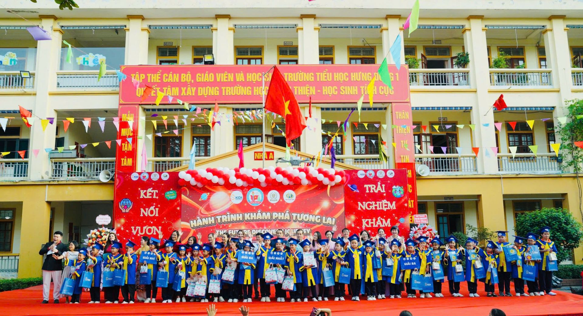 Một ngày để học nhưng cũng là một ngày để lớn lên.
Một sân chơi nhưng cũng là một hành trình định hướng tương lai.