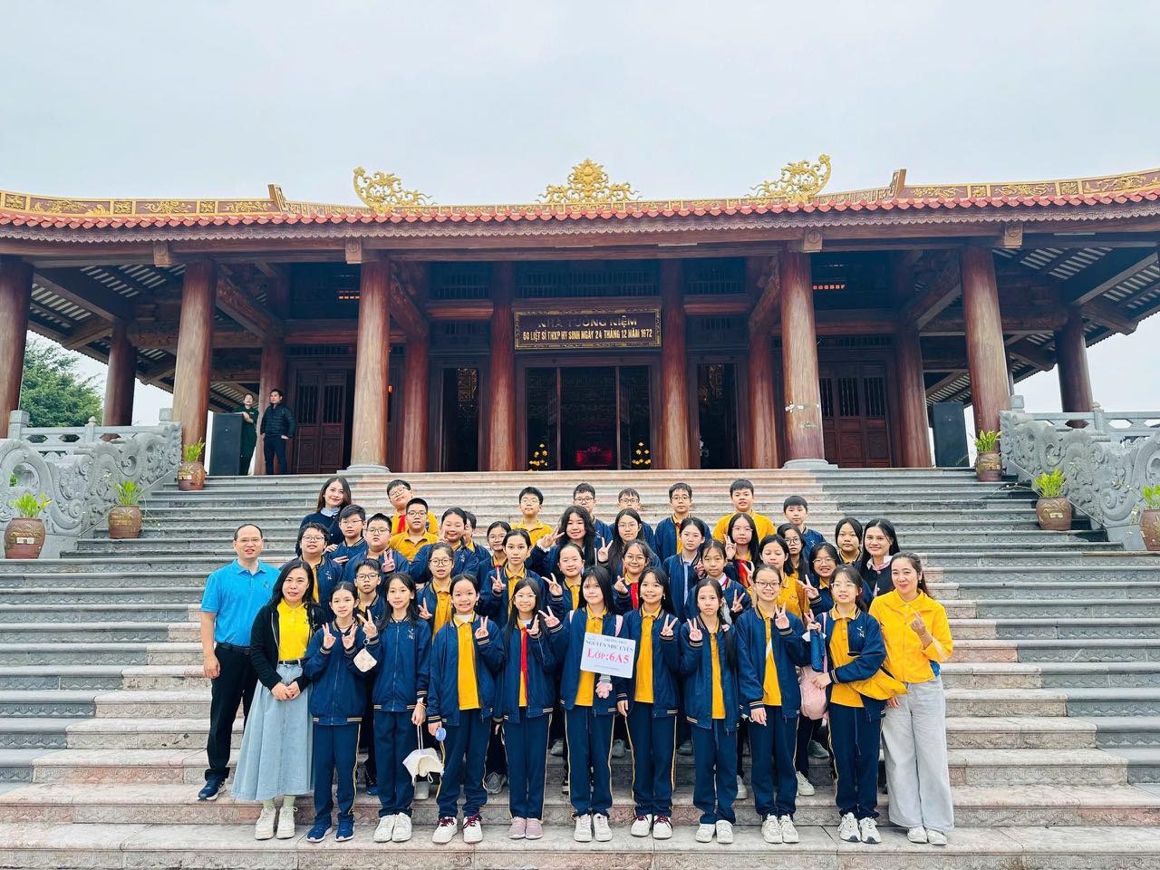 Cô và trò nhà trường tìm về địa chỉ đỏ ở Thái Nguyên.