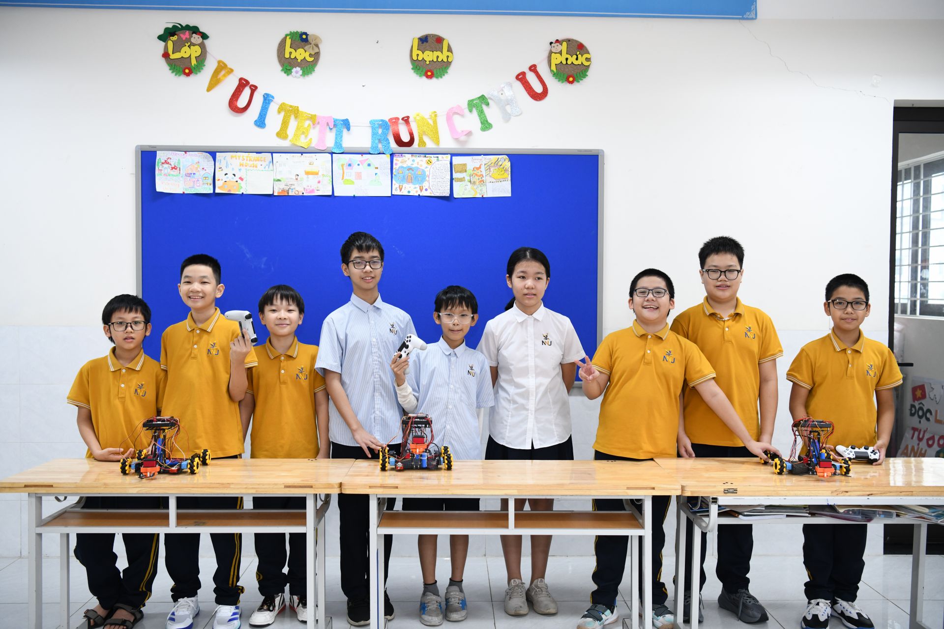 Các bạn học sinh trong CLB STEM, rô bốt.