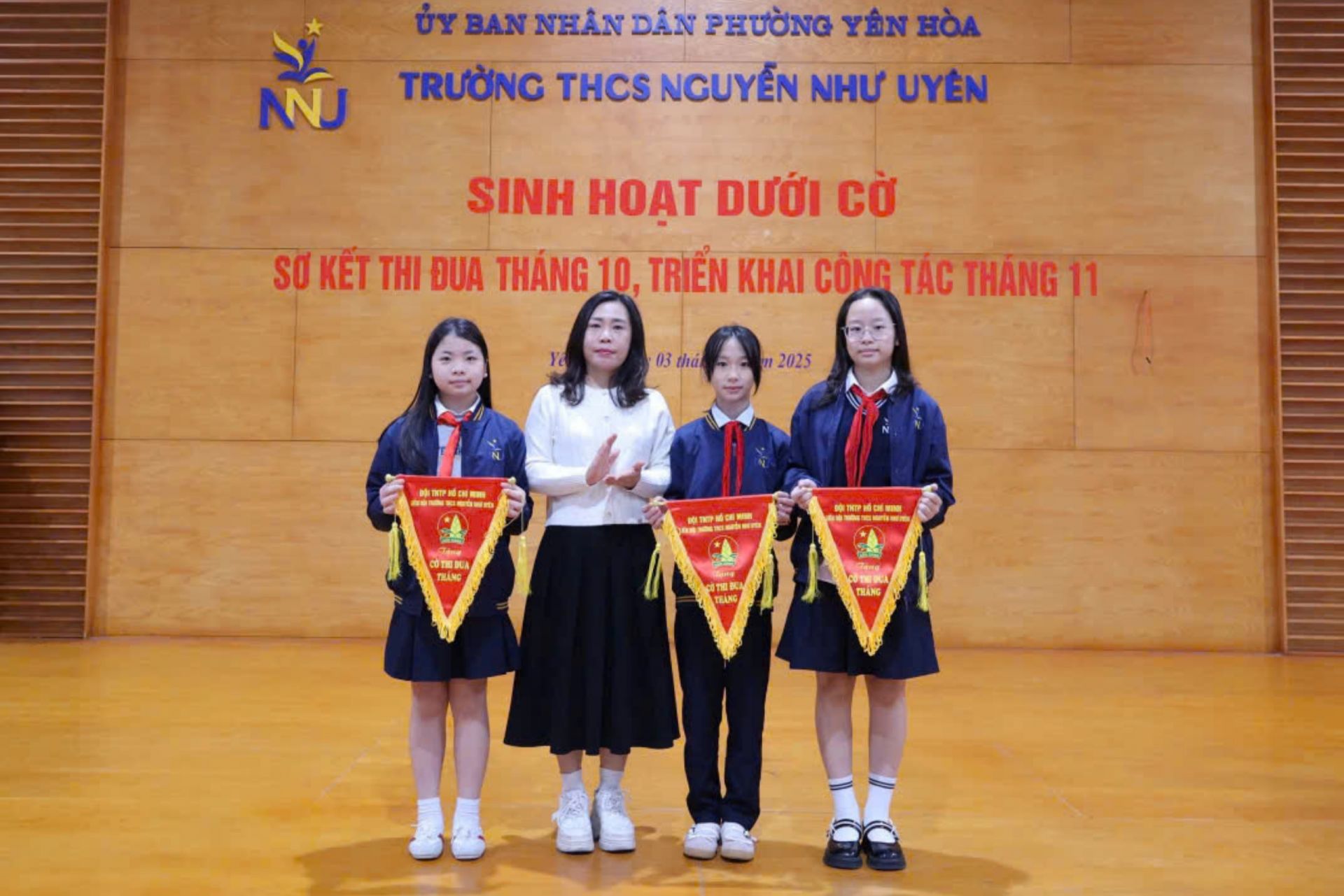 Nhà giáo Hoàng Quý Hương – Bí thư Chi bộ, Hiệu trưởng nhà trường trao cờ thi đua cho các lớp có thành tích xuất sắc.
