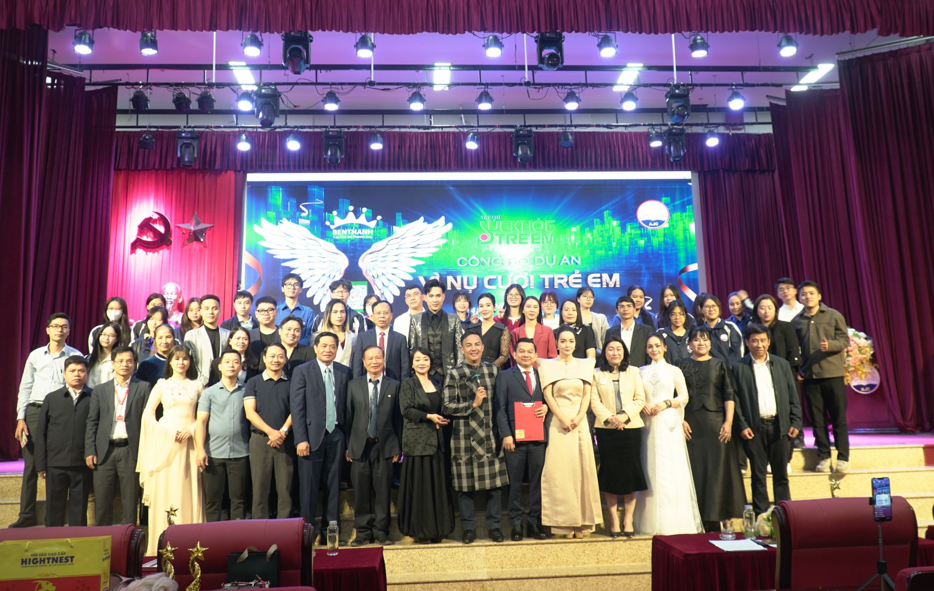 BTC chụp hình lưu niệm cùng các nghệ sĩ, đối tác và các bạn sinh viên.