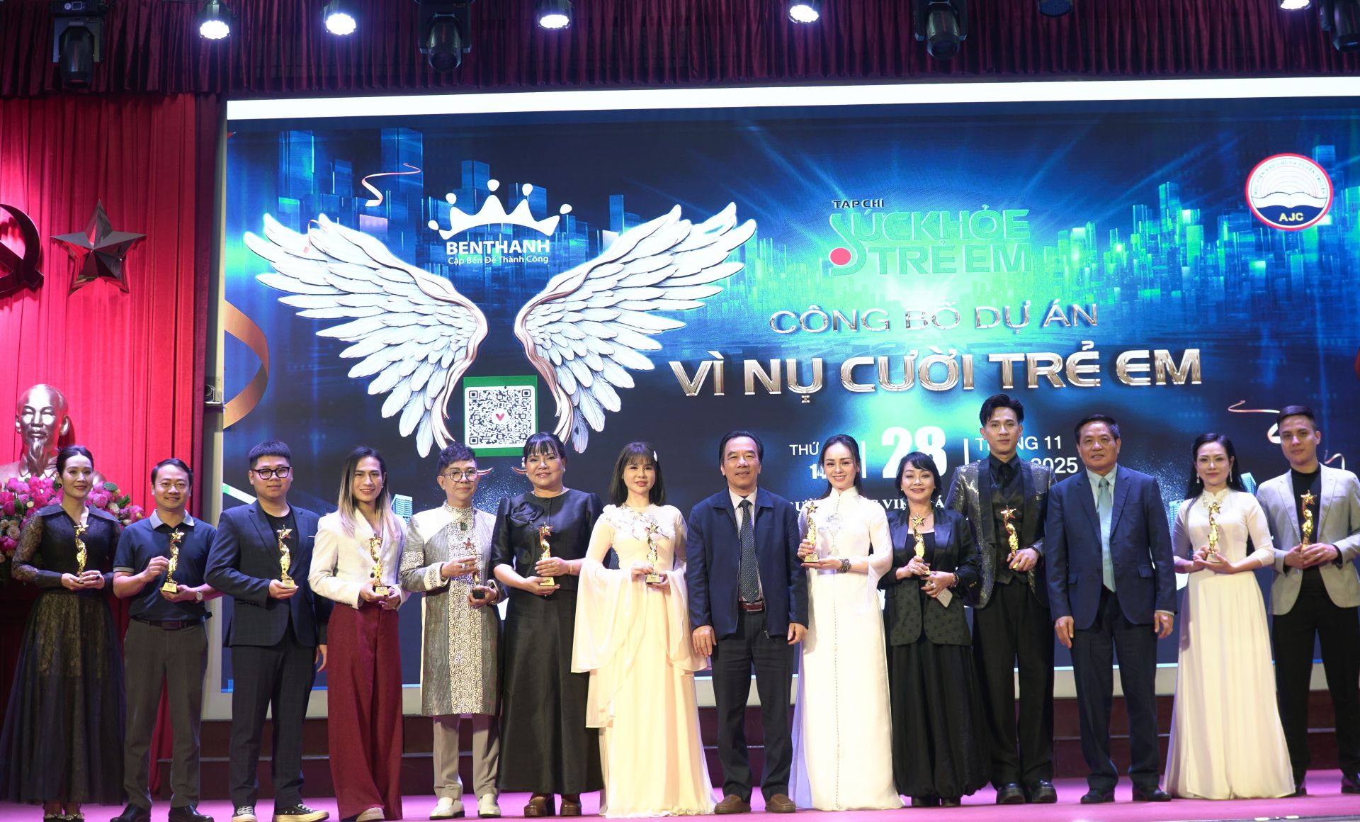 BTC tri ân nghệ sĩ, doanh nghiệp, đối tác đồng hành cùng chương trình.