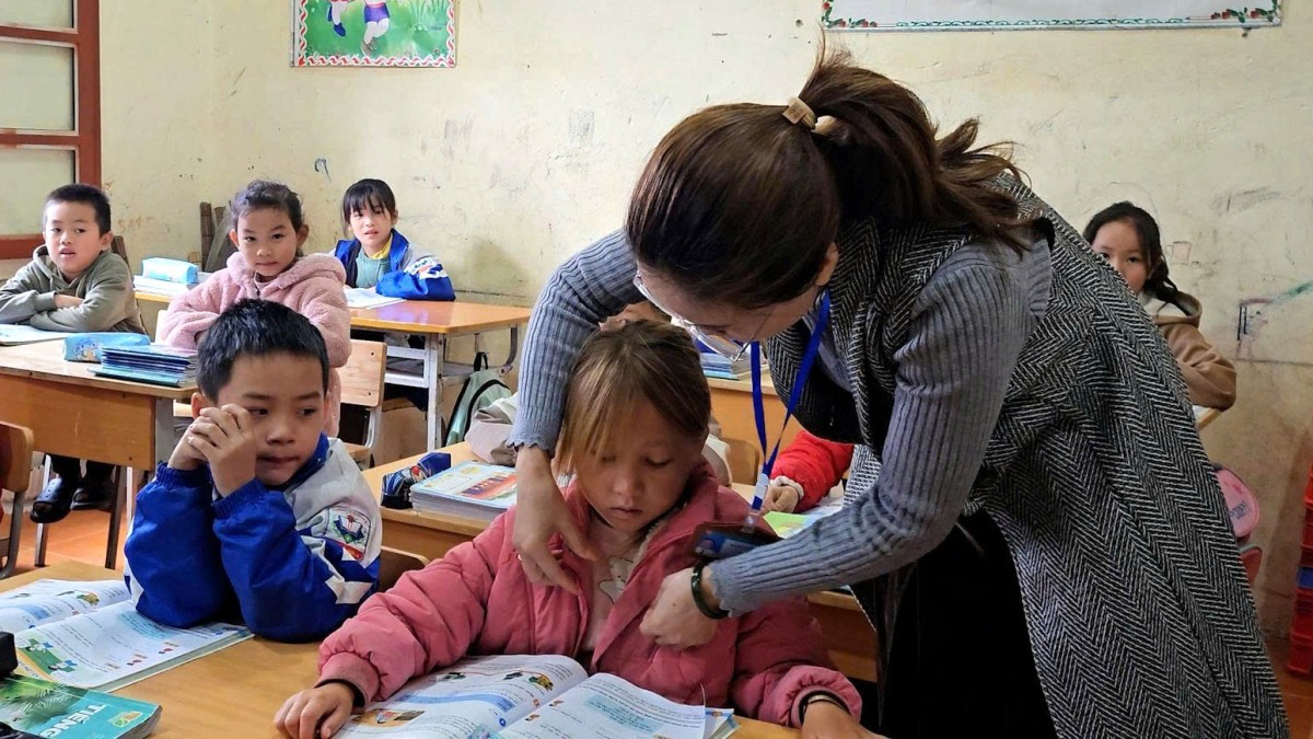 Học sinh được hướng dẫn cách chủ động giữ ấm, đủ sức khỏe để học tập.