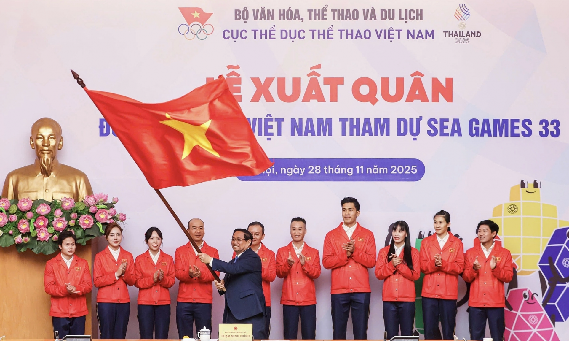 Thủ tướng Phạm Minh Chính vẫy cờ tại lễ xuất quân Đoàn thể thao Việt Nam dự SEA Games 33.