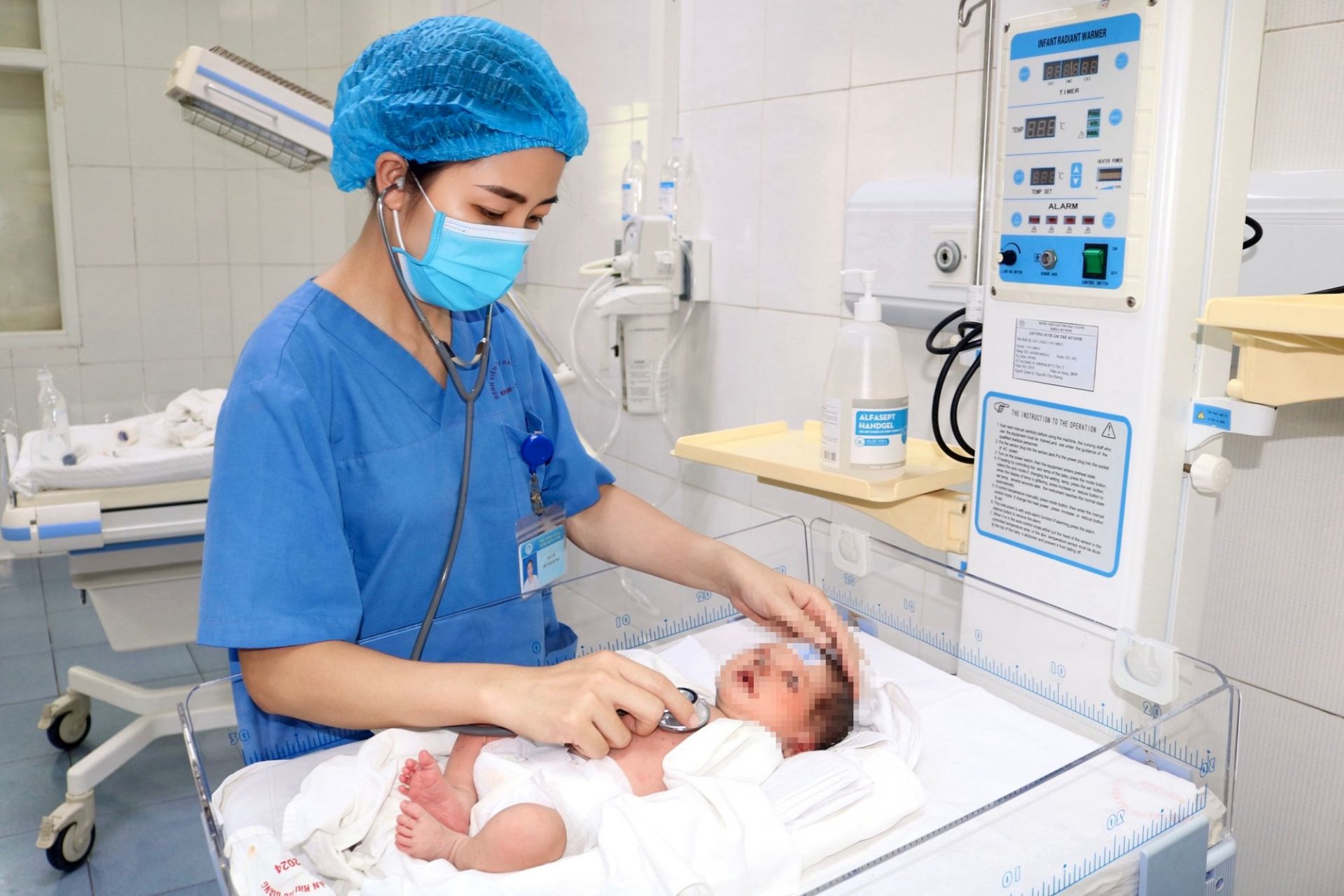 Bác sĩ Bệnh viện Sản nhi Bắc Giang chăm sóc cho một em bé bị bỏ rơi.