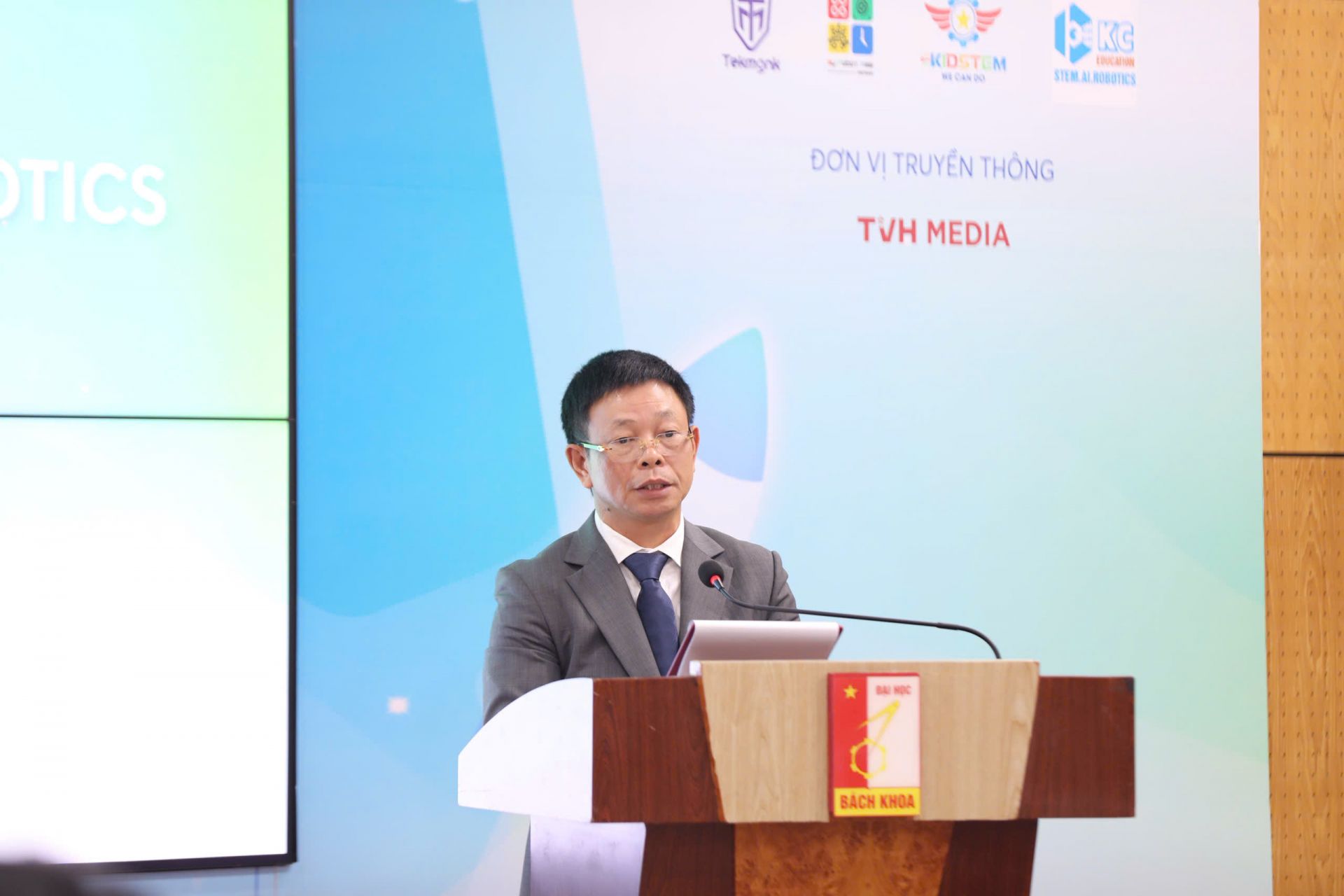 Nhà báo Phùng Công Sưởng phát biểu tại chương trình họp báo ra mắt cuộc thi.