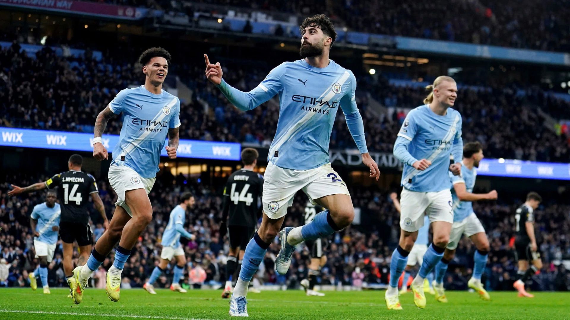 Josko Gvardiol (giữa) mừng bàn thắng nâng tỷ số lên 2-0 cho Man City.