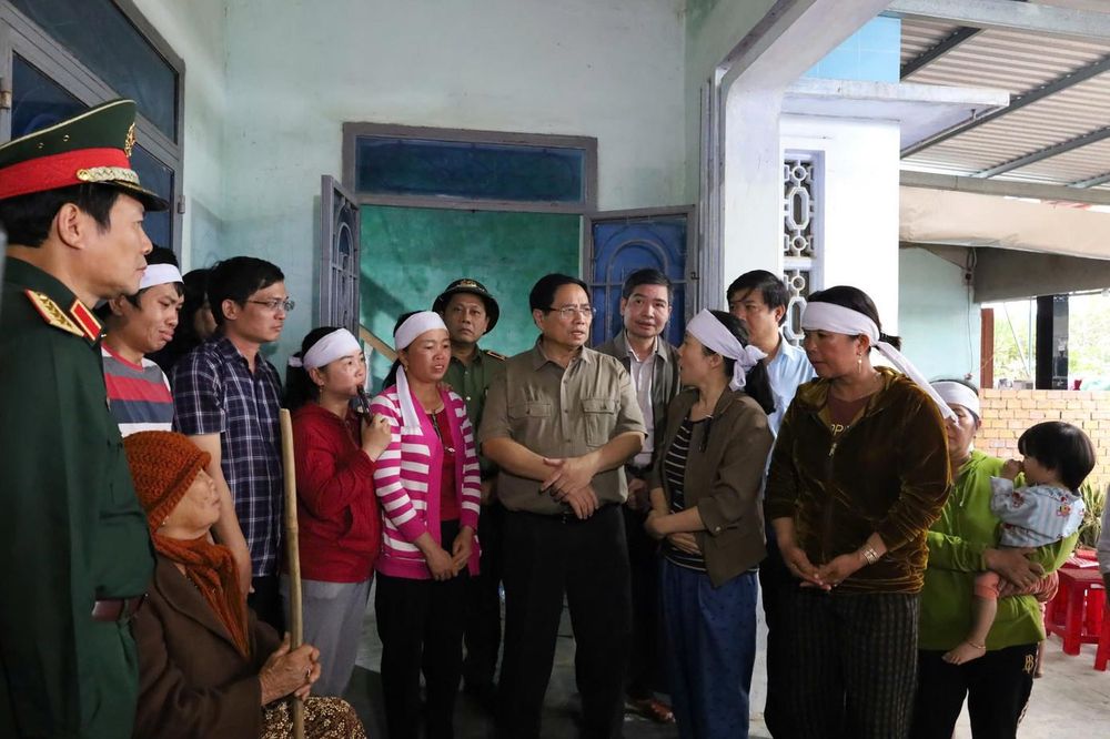 Thủ tướng Phạm Minh Chính chia buồn và động viên gia đình ở xã Hòa Thịnh, tỉnh Đắk Lắk có người thân thiệt mạng do mưa lũ.