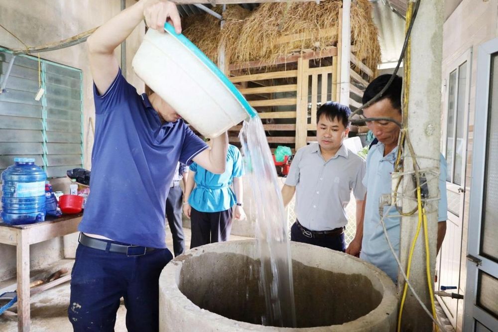 Khử khuẩn nguồn nước sinh hoạt bằng Cloramin B hoặc Clorua vôi.