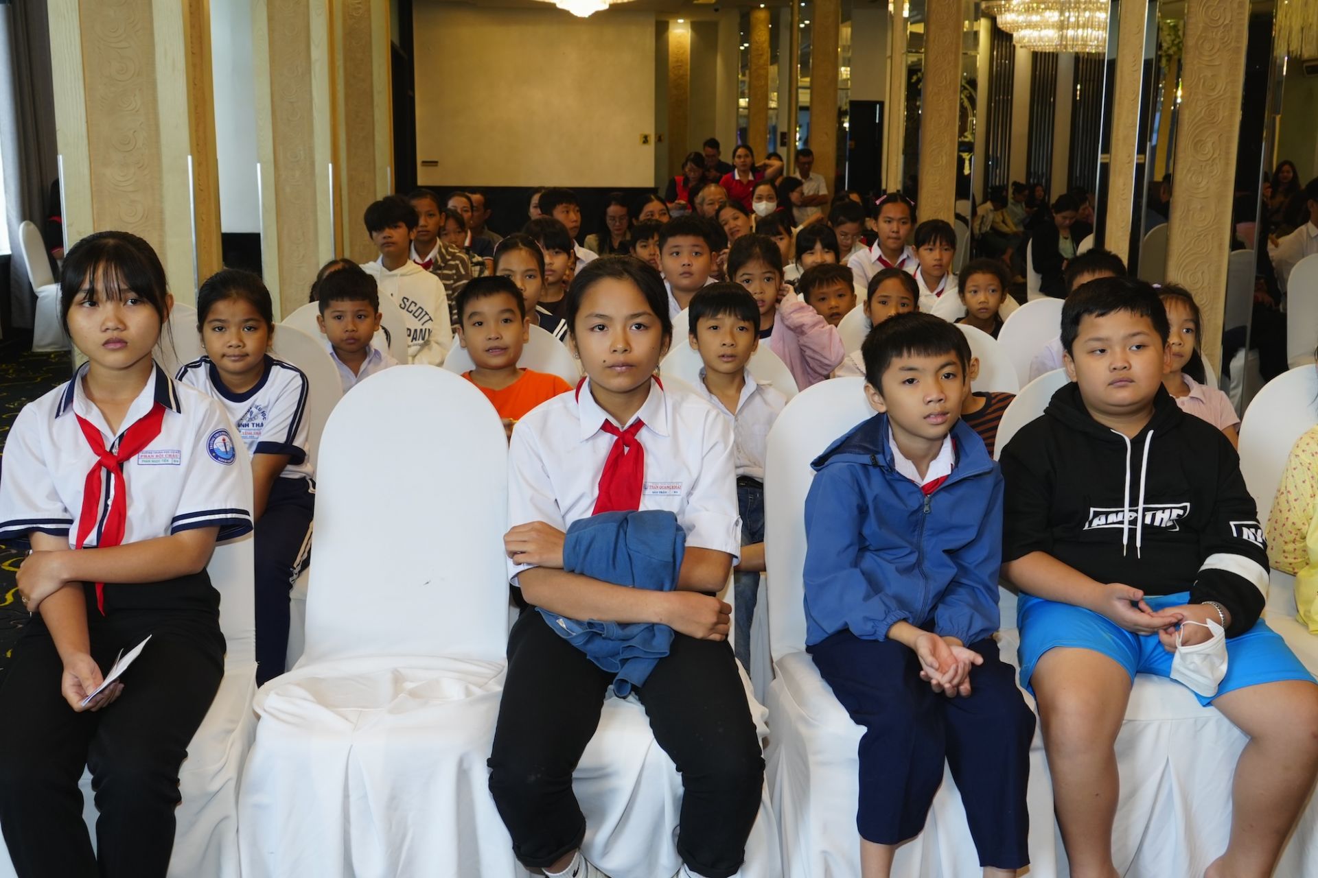 Chương trình có sự tham dự của các bạn học sinh ở các ngôi trường bị thiệt hại nặng do mưa lũ.