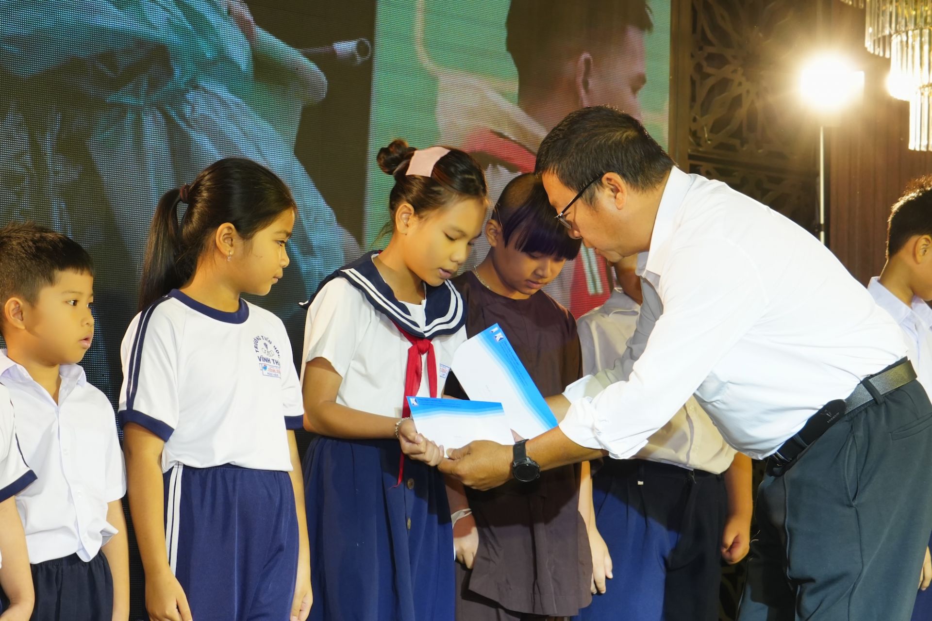 Lãnh đạo Tỉnh ủy, UBND tỉnh Khánh Hòa trao quà cho các bạn học sinh.