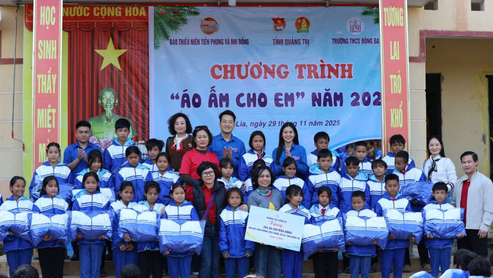 Đại diện Báo Thiếu niên Tiền phong và Nhi đồng, Tỉnh đoàn Quảng Trị và Trường THCS Đống Đa trao áo ấm và quà tặng cho học sinh Trường THCS Thanh, xã Lìa.