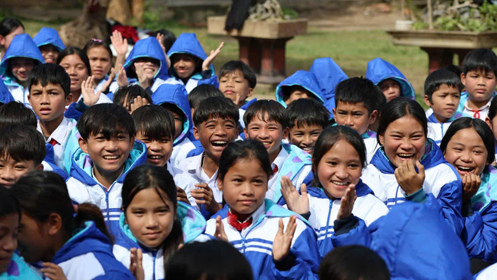 Niềm vui của các bạn học sinh Trường THCS Thanh khi nhận áo ấm mới trong chương trình “Áo ấm cho em”.