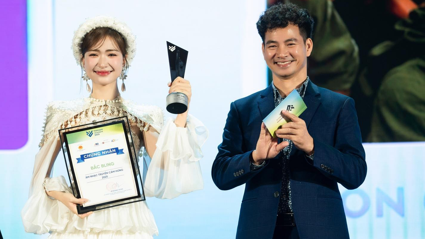 Cục trưởng Cục Nghệ thuật Biểu diễn Xuân Bắc trao giải thưởng cho Hòa Minzy.