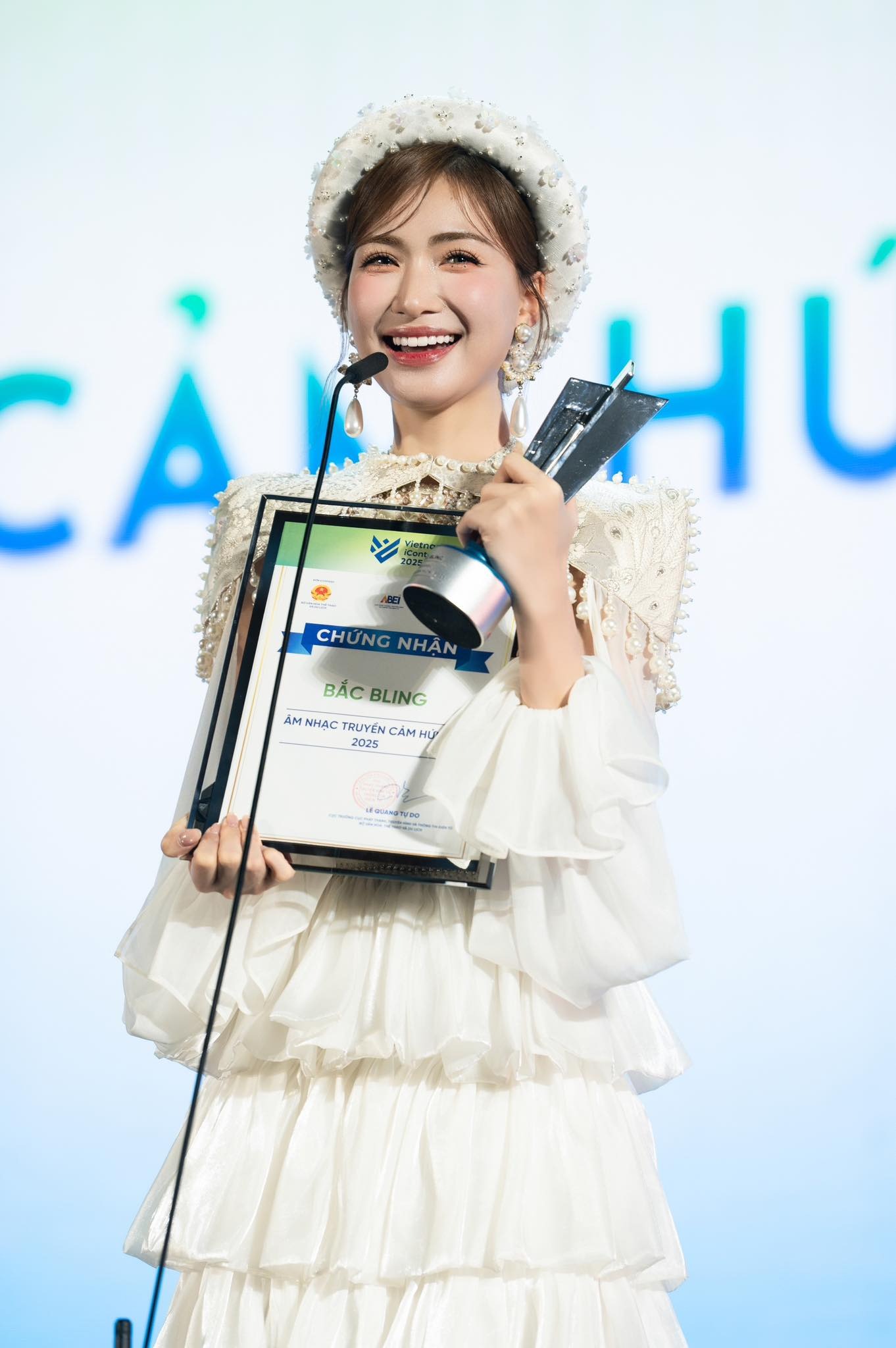 Hòa Minzy có một năm thành công trong nghệ thuật.