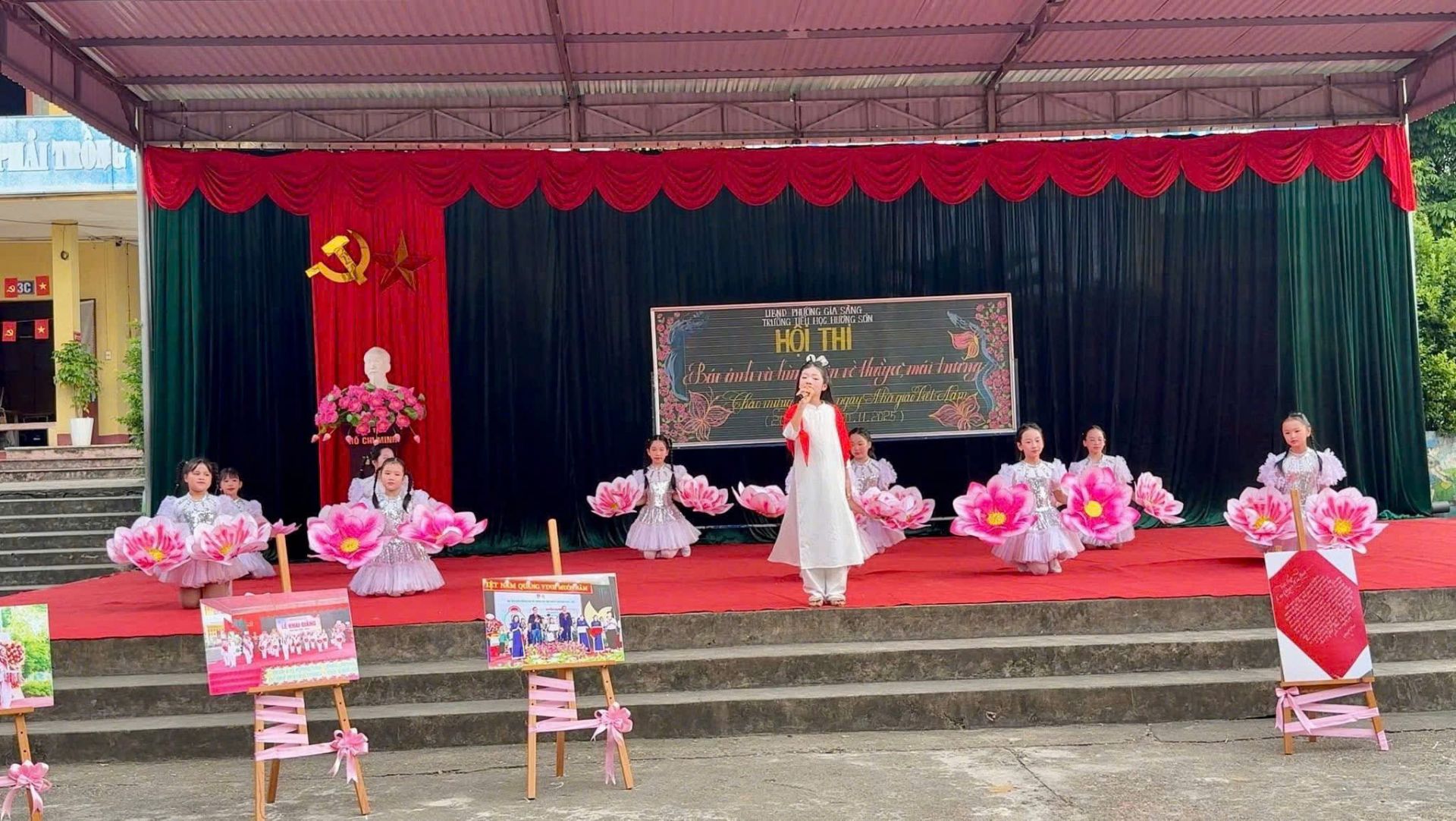 Trên sân khấu là những bức ảnh đẹp về hoạt động giáo dục của cô và trò nhà trường.