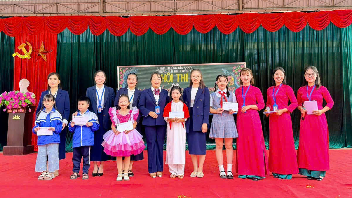 Ban Tổ chức trao giải cho các bạn học sinh.