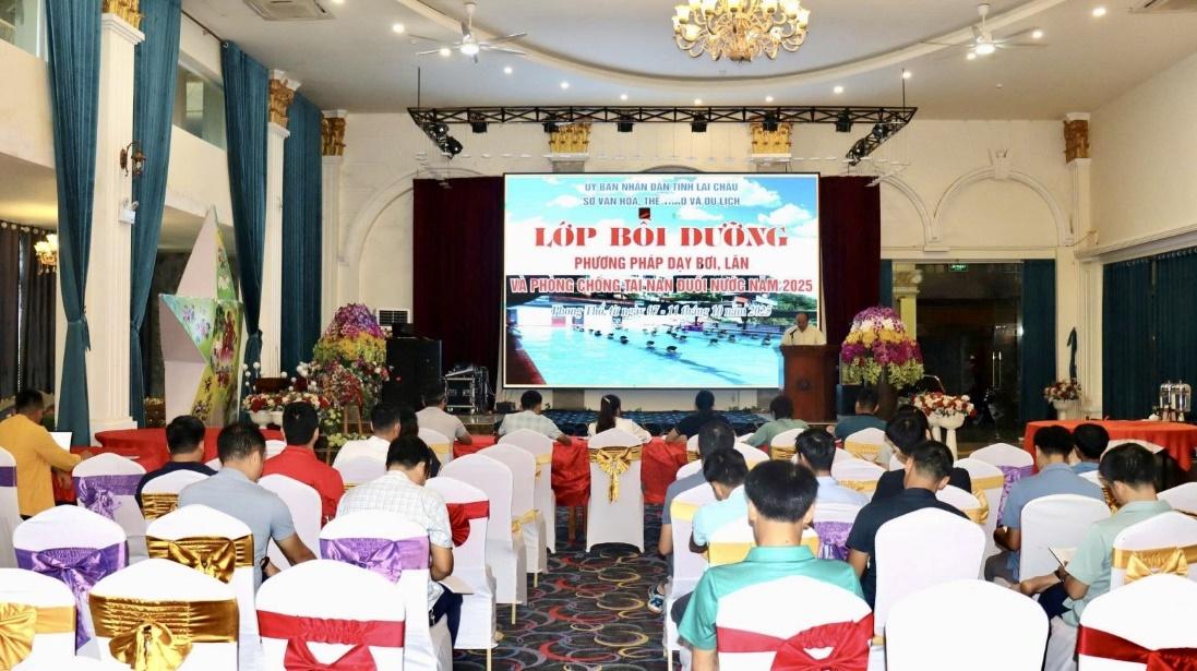 Lớp bồi dưỡng phương pháp dạy bơi, lặn và phòng chống tai nạn đuối nước năm 2025 tại Lai Châu.