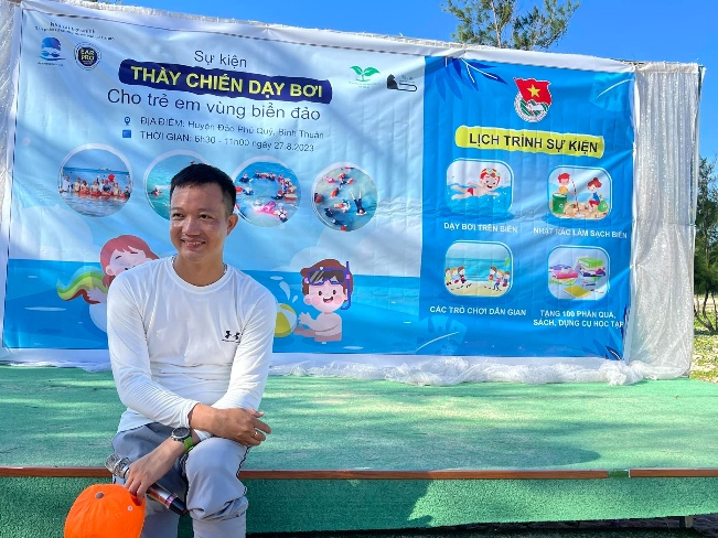 Thầy Chiến tổ chức hẳn “tour” dạy bơi cho các bạn nhỏ vùng sông nước.

