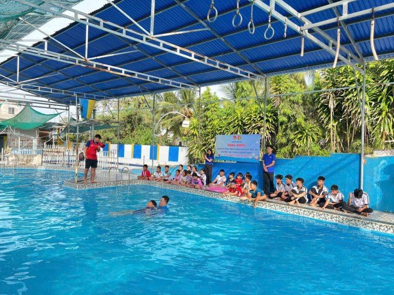 Lớp dạy bơi miễn phí được Đoàn Thanh niên Trà Cú (tỉnh Vĩnh Long) tổ chức.