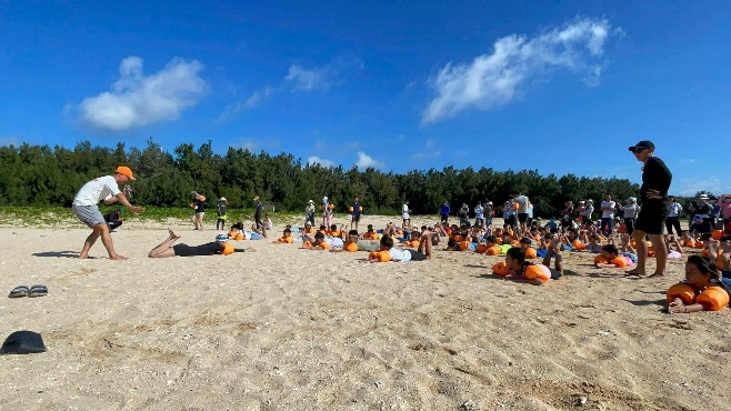 Lớp học bơi bên bờ biển của thầy Chiến ở đảo Phú Quý.