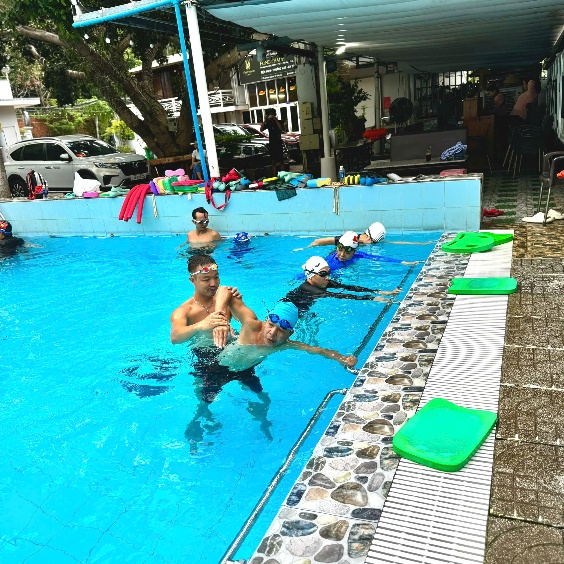 Thầy Chiến nhiệt tình dạy bơi cho mọi người.