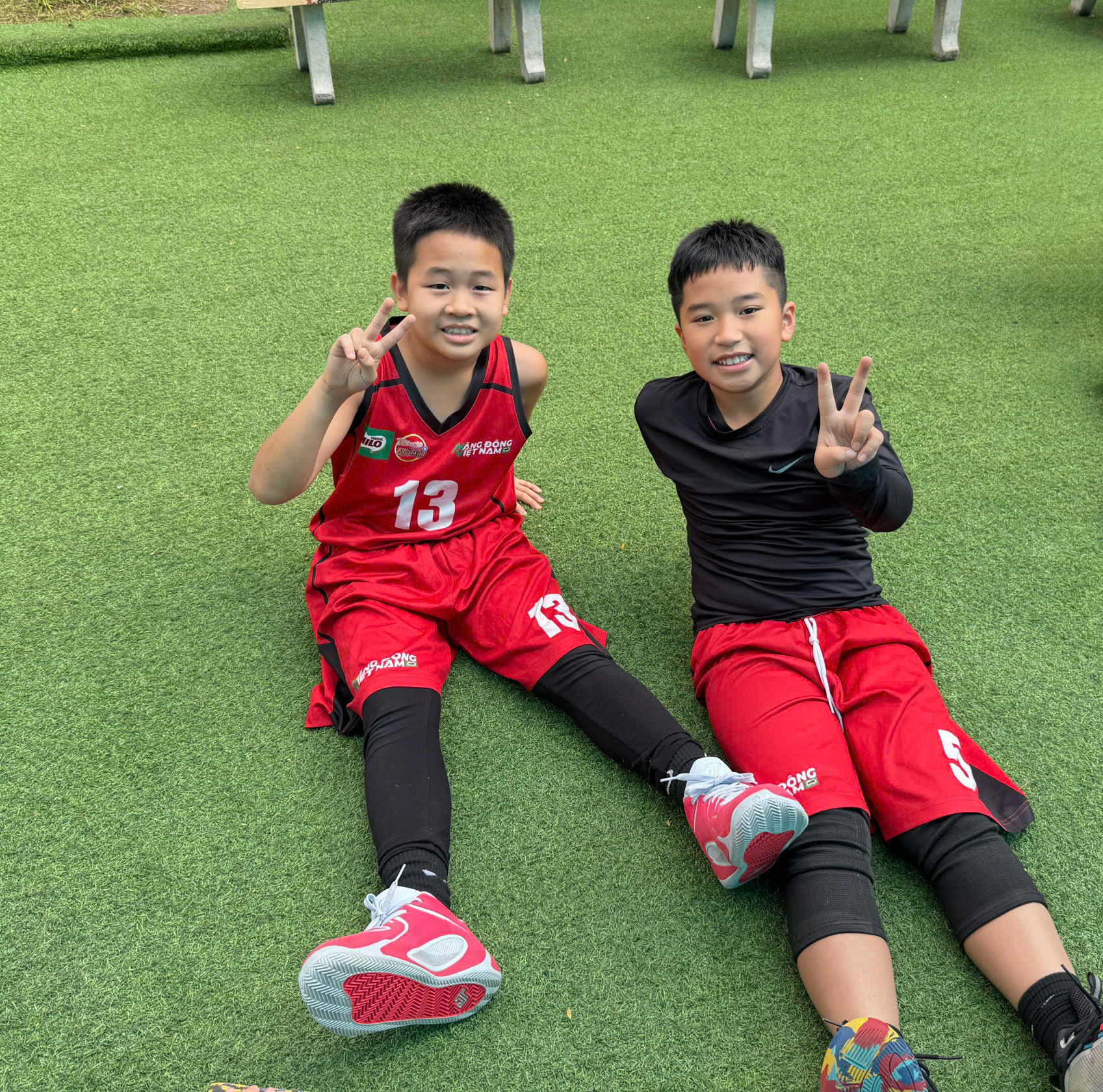 Đức Thuận (bìa trái) cùng bạn khởi động trước khi thi đấu.