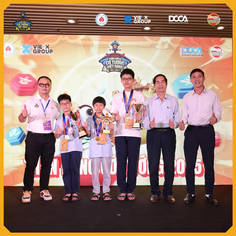 Ba quán quân các nhóm tuổi chụp ảnh lưu niệm cùng ban tổ chức. 
