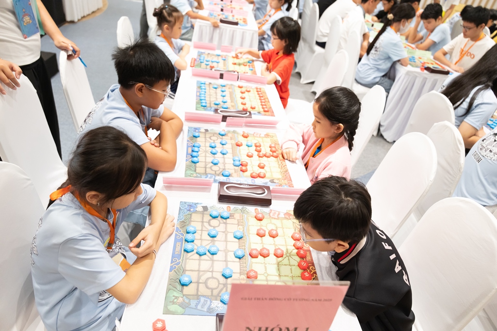 Giải đấu “Thần đồng Cờ tướng 2025” thu hút đông đảo thiếu nhi tham gia. 
