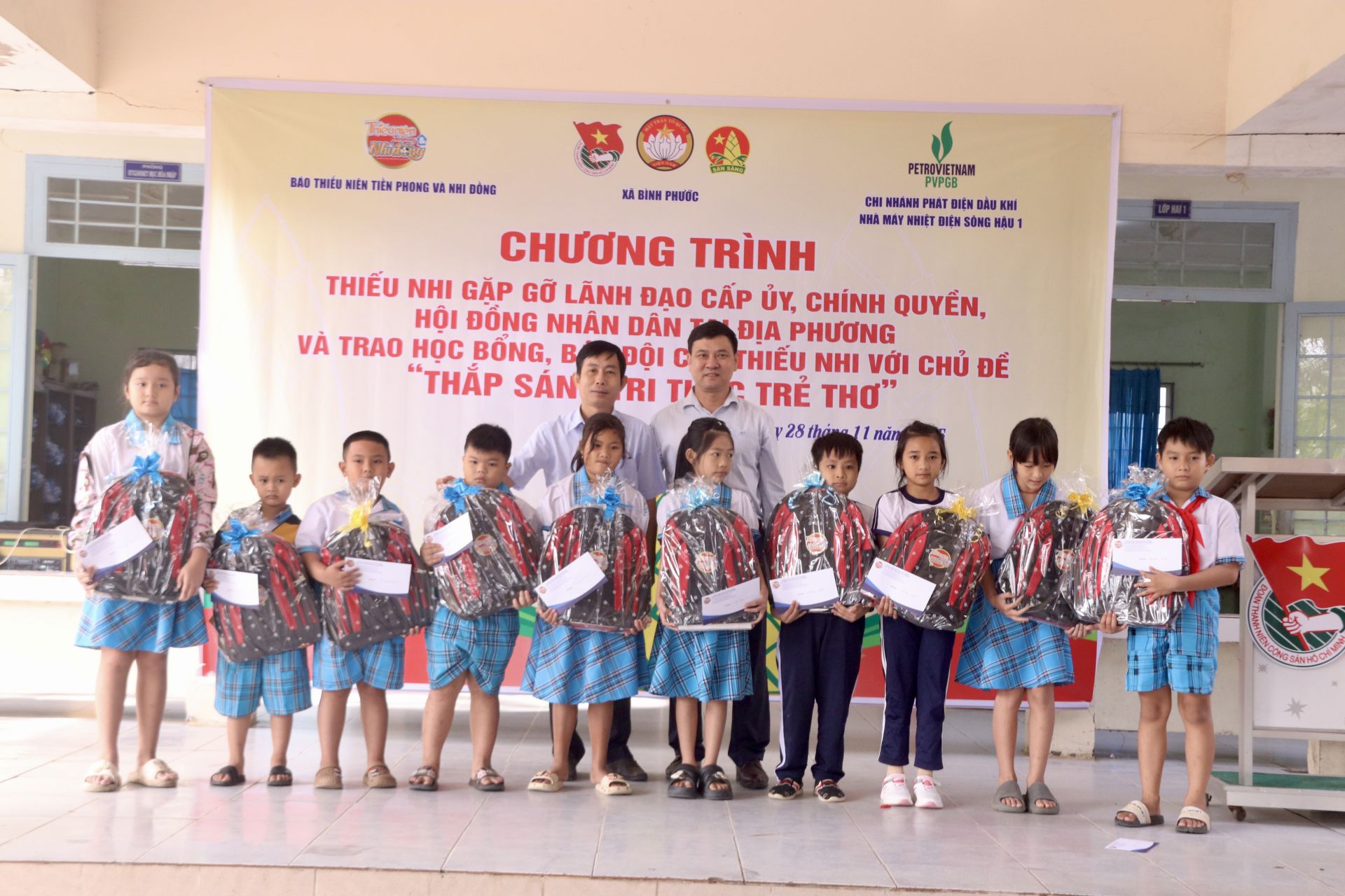 20 học sinh có hoàn cảnh khó khăn của các trường Tiểu học Hòa Tịnh A, Hòa Tịnh B và Bình Phước A vui mừng nhận học bổng tiếp sức đến trường.