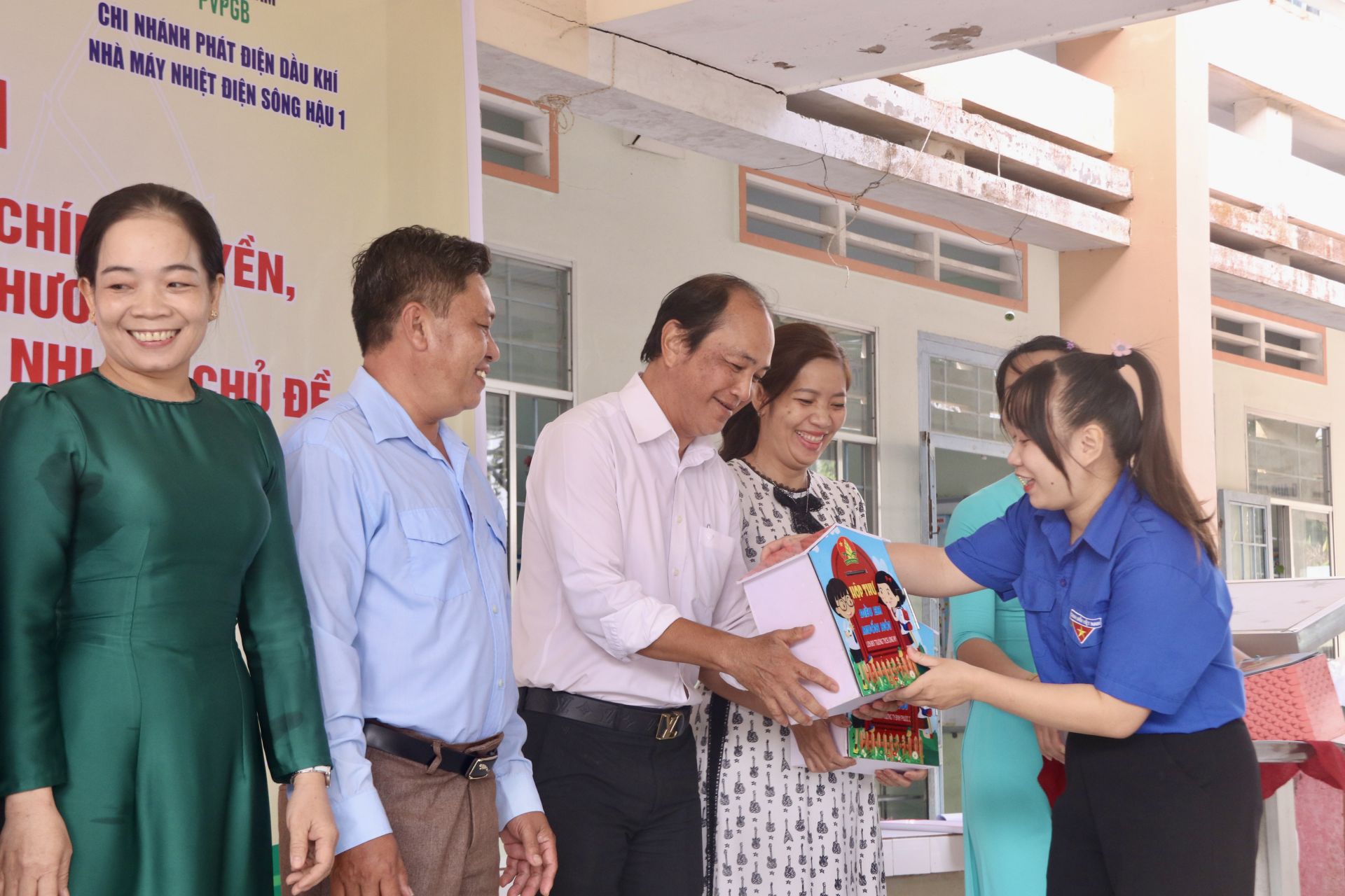 Chị Phan Võ Ngọc Trân – Bí thư Đoàn TNCS Hồ Chí Minh xã Bình Phước, trao mô hình “Hộp thư Điều em muốn nói” cho đại diện các Liên đội Tiểu học và THCS.