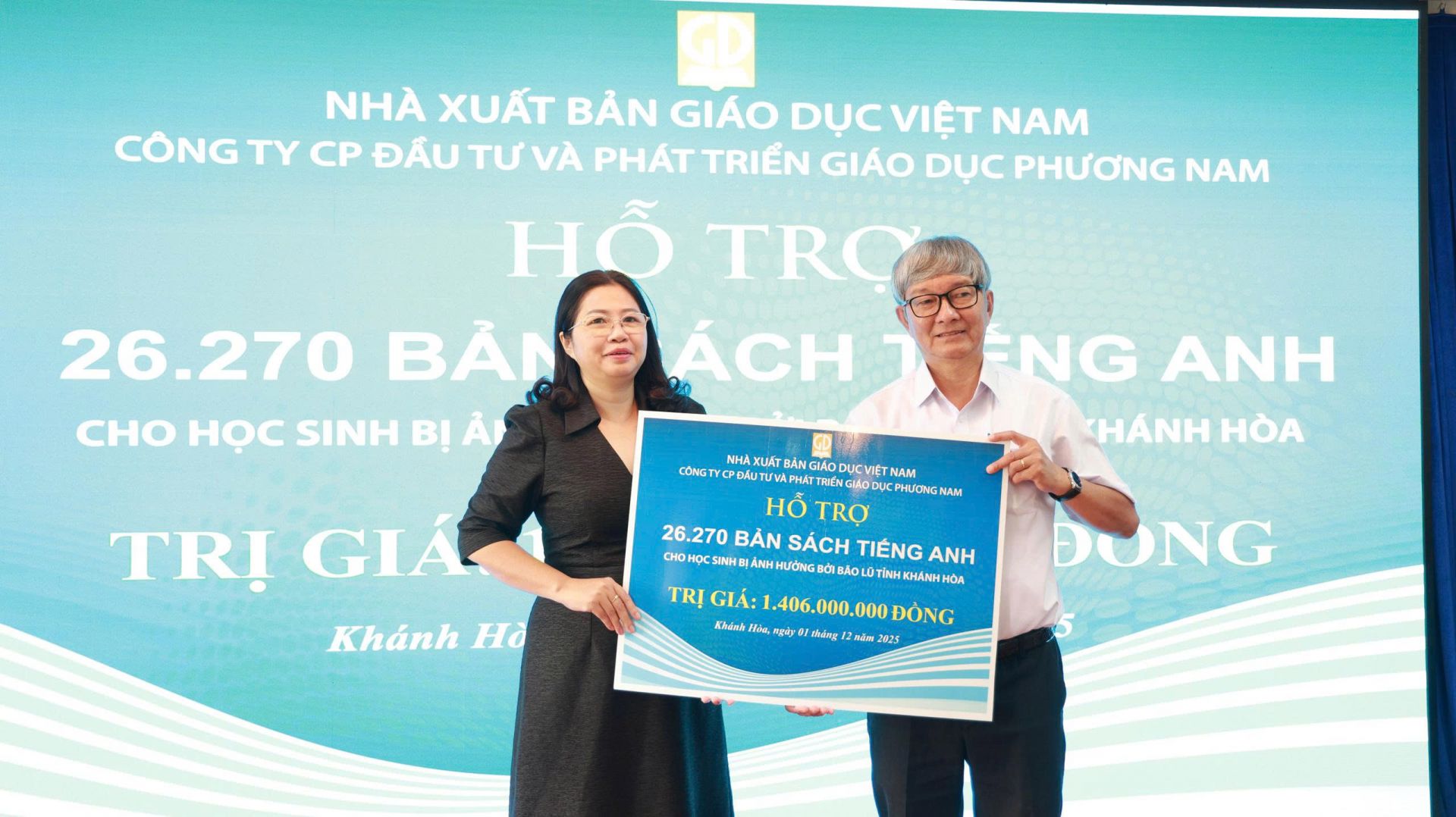 Bác Nguyễn Thị Nguyệt – Phó Tổng Giám đốc Công ty CP Đầu tư và Phát triển Giáo dục Phương Nam trao biển tặng sách Tiếng Anh cho đại điện Sở GD- ĐT tỉnh Khánh Hòa.