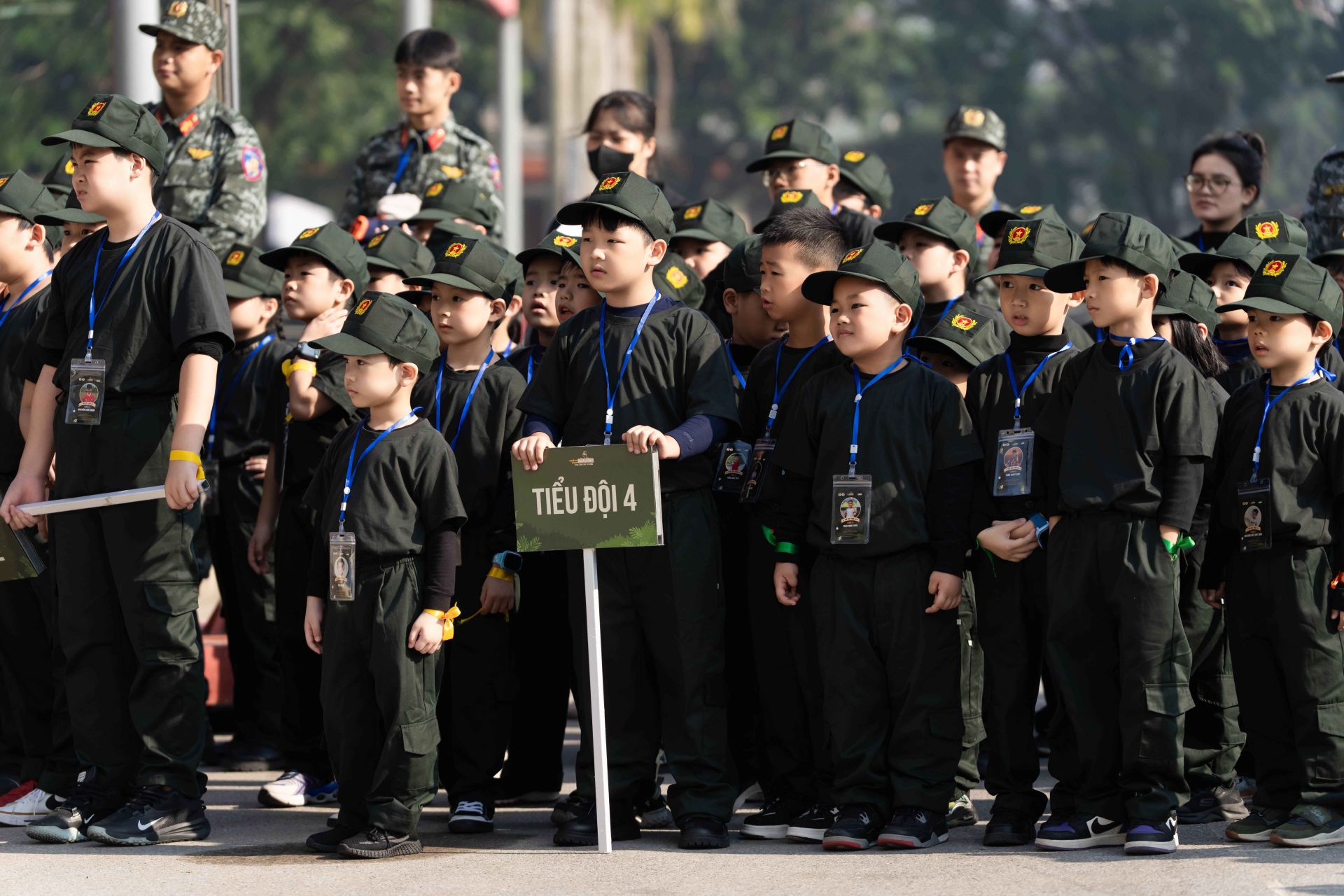 Các chiến sĩ nhỏ vô cùng hào hứng khi được trực tiếp theo dõi màn biểu diễn nghiệp vụ của lực lượng cảnh sát đặc nhiệm.