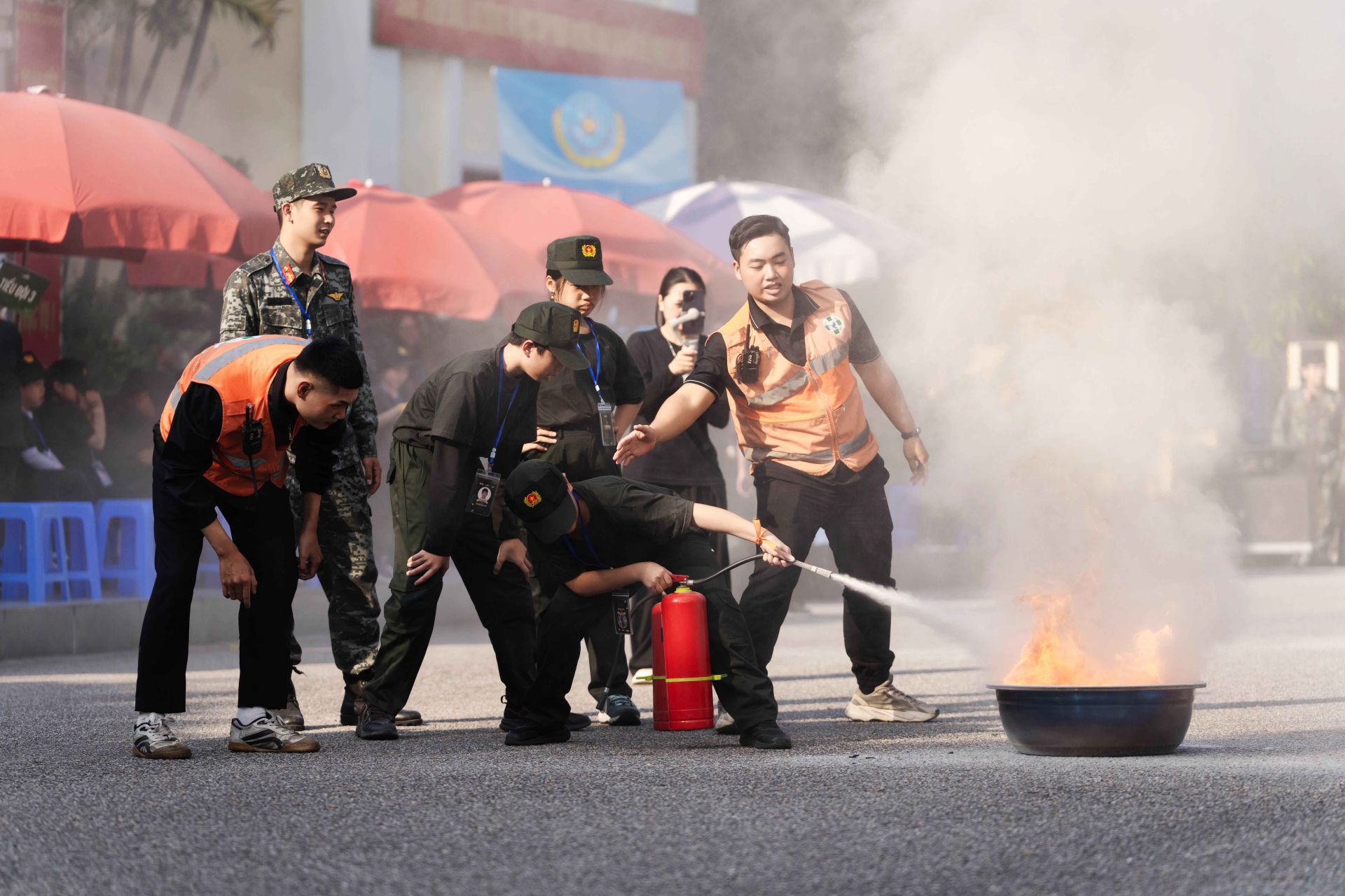 Các chiến sĩ nhí học và thực hành kỹ năng thoát hiểm trong hỏa hoạn.