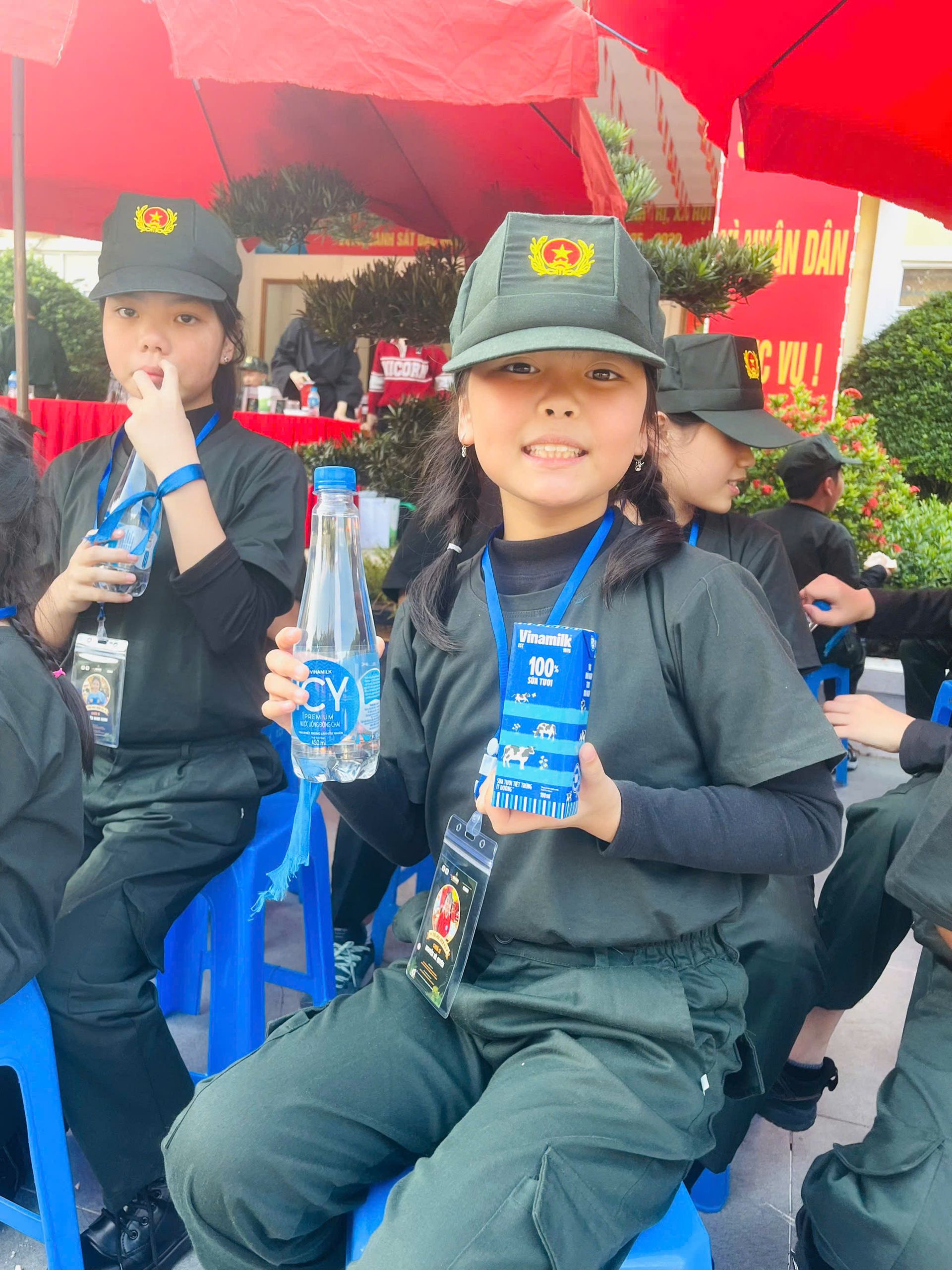 Chiến sĩ nhí được các chú CSCĐ chăm sóc ân cần trong giờ giải lao với nước tinh khiết ICY và sữa tươi Vinamilk. 
