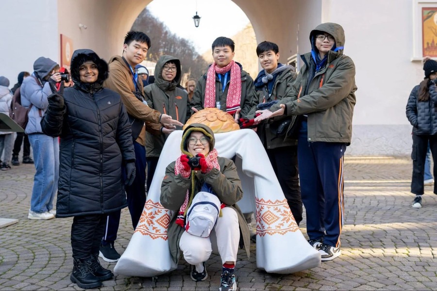 Học sinh Việt Nam tham gia các hoạt động giao lưu văn hóa.