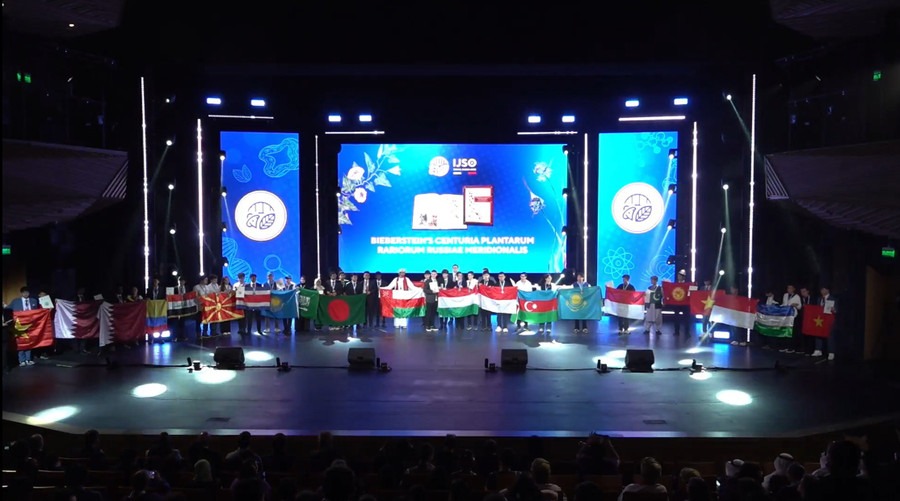 Ban tổ chức trao huy chương Đồng cho các thí sinh.