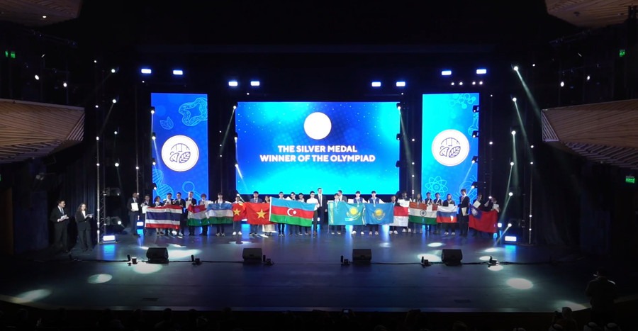 Ban tổ chức trao huy chương Bạc cho các thí sinh.