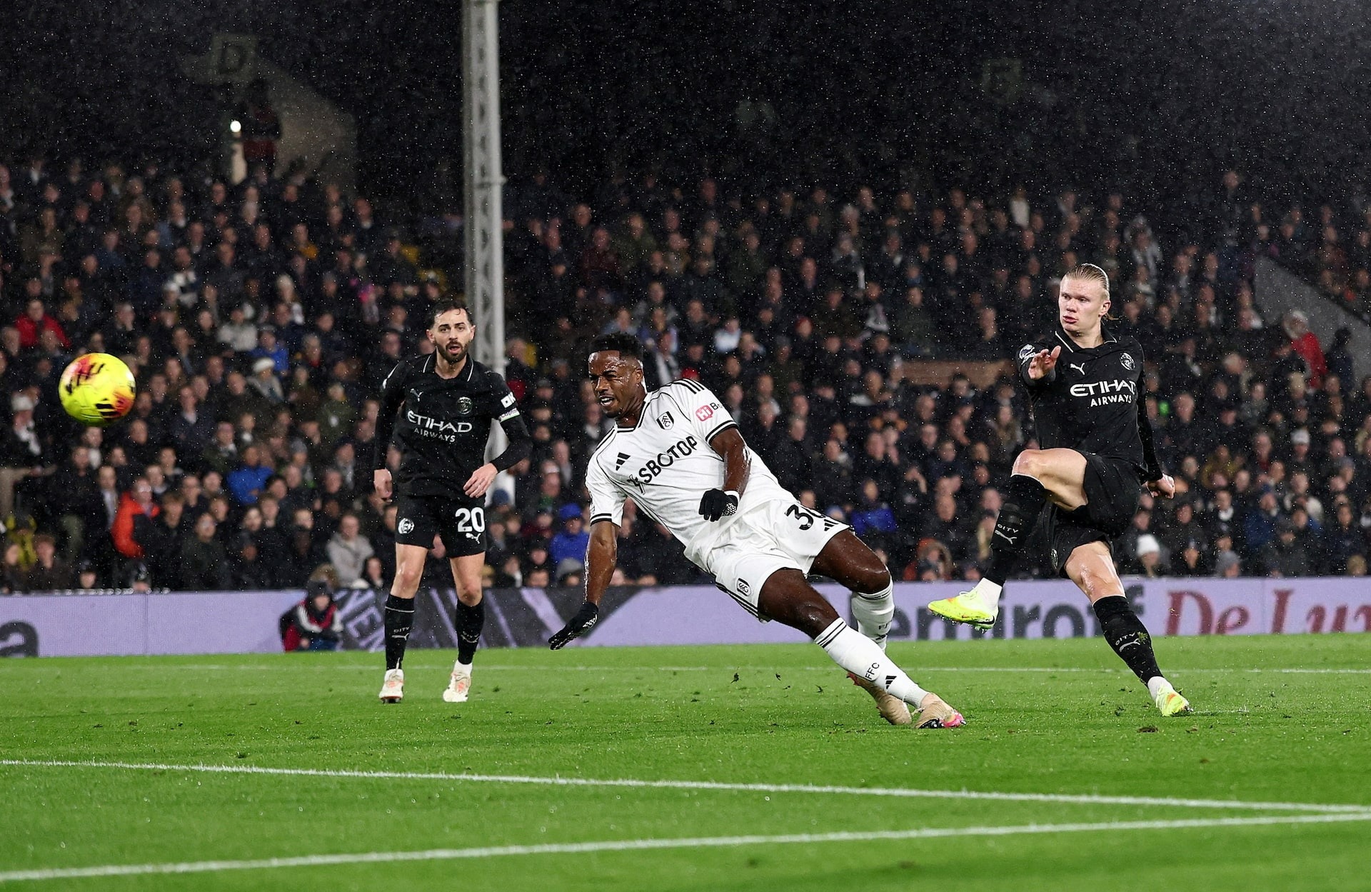 Haaland dứt điểm, mở tỷ số trận Man City hạ chủ nhà Fulham 5-4 trên sân Craven Cottage, London.