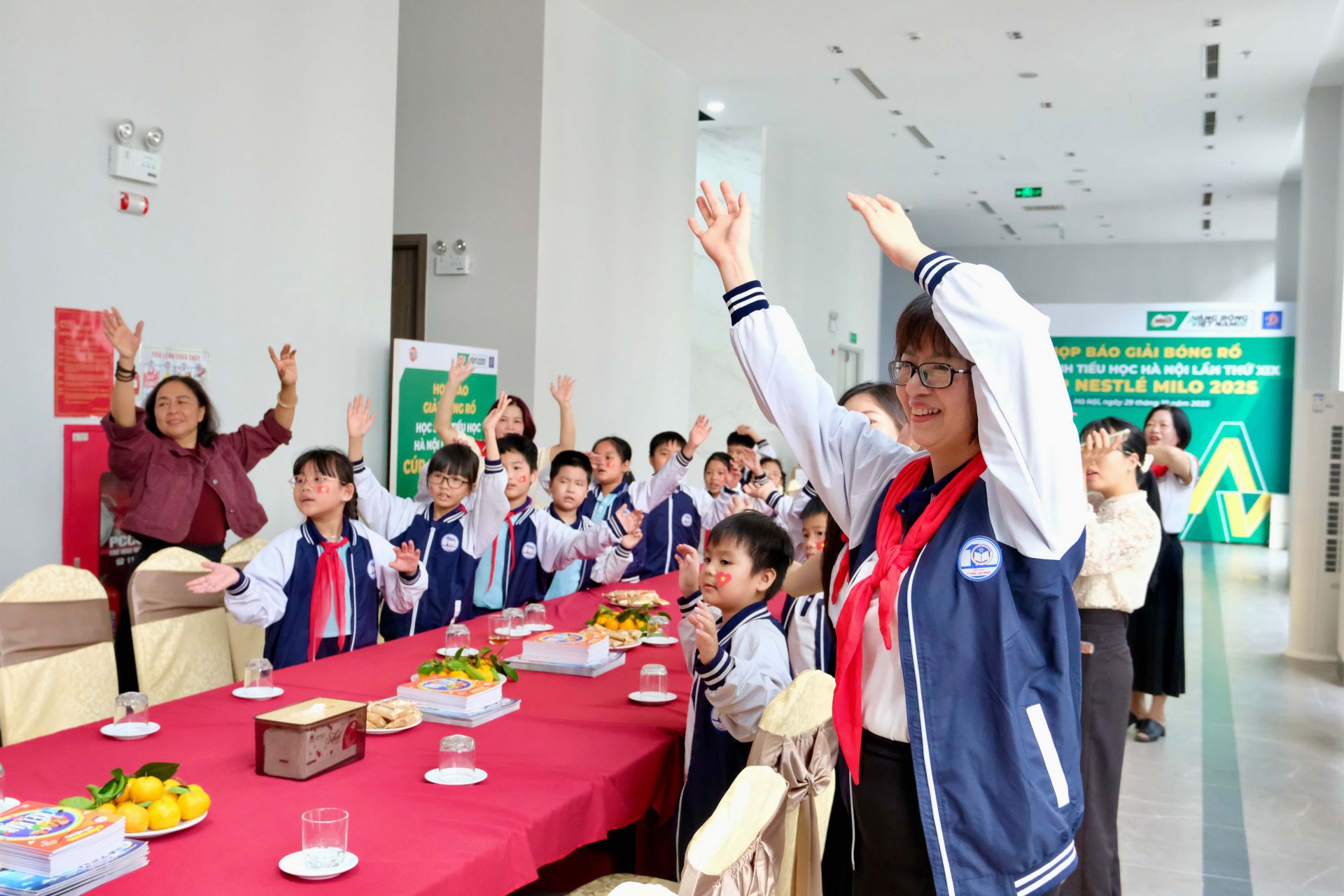 Không khí giao lưu sôi nổi với các tiết mục văn nghệ và hoạt động tương tác đã mang đến nhiều khoảnh khắc đẹp, đáng nhớ.