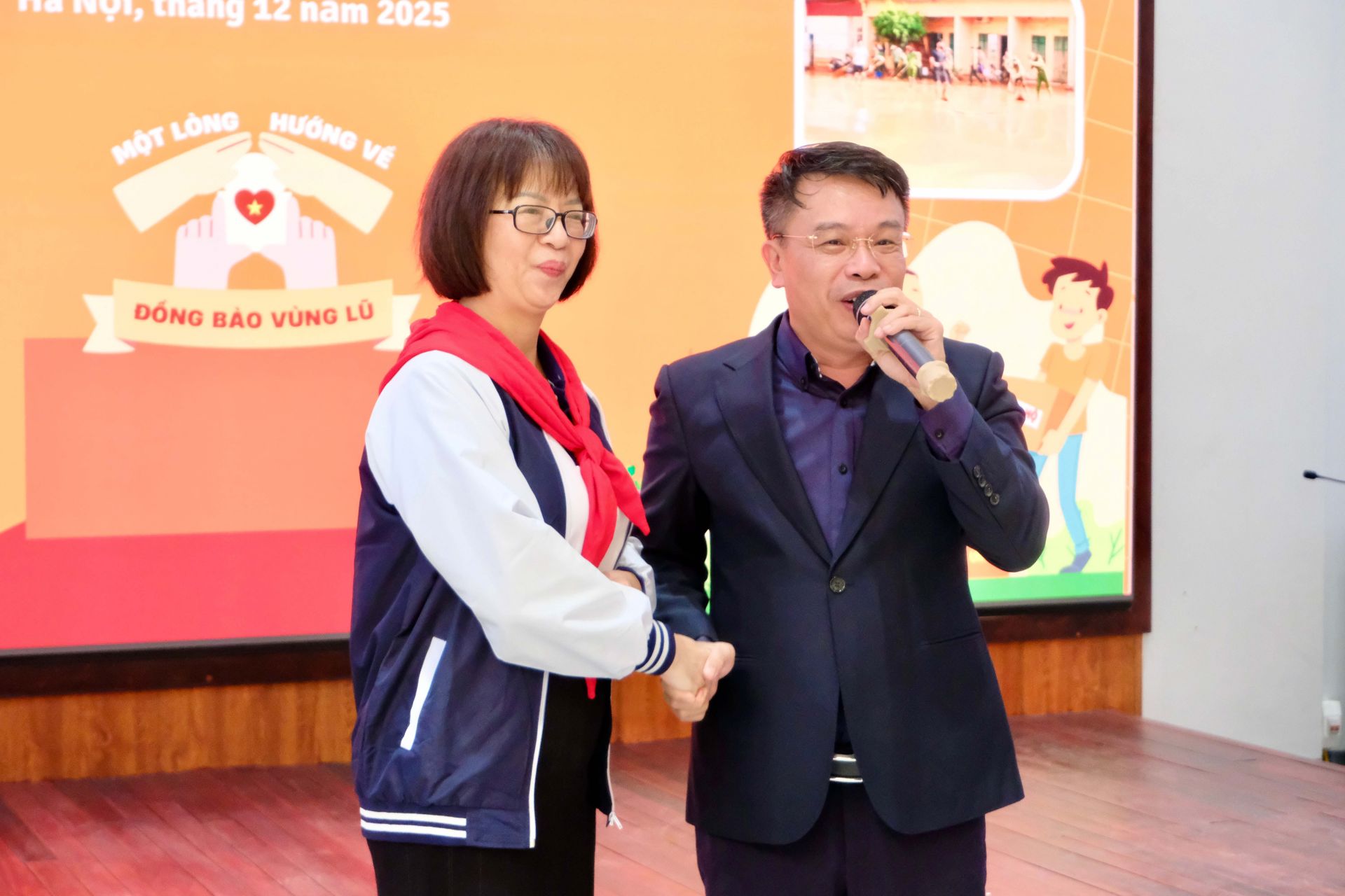 Nhà văn, nhà báo Nguyễn Phan Khuê ghi nhận sự phối hợp bền chặt giữa nhà trường và Báo TNTP&NĐ trong nhiều hoạt động ý nghĩa dành cho thiếu nhi.