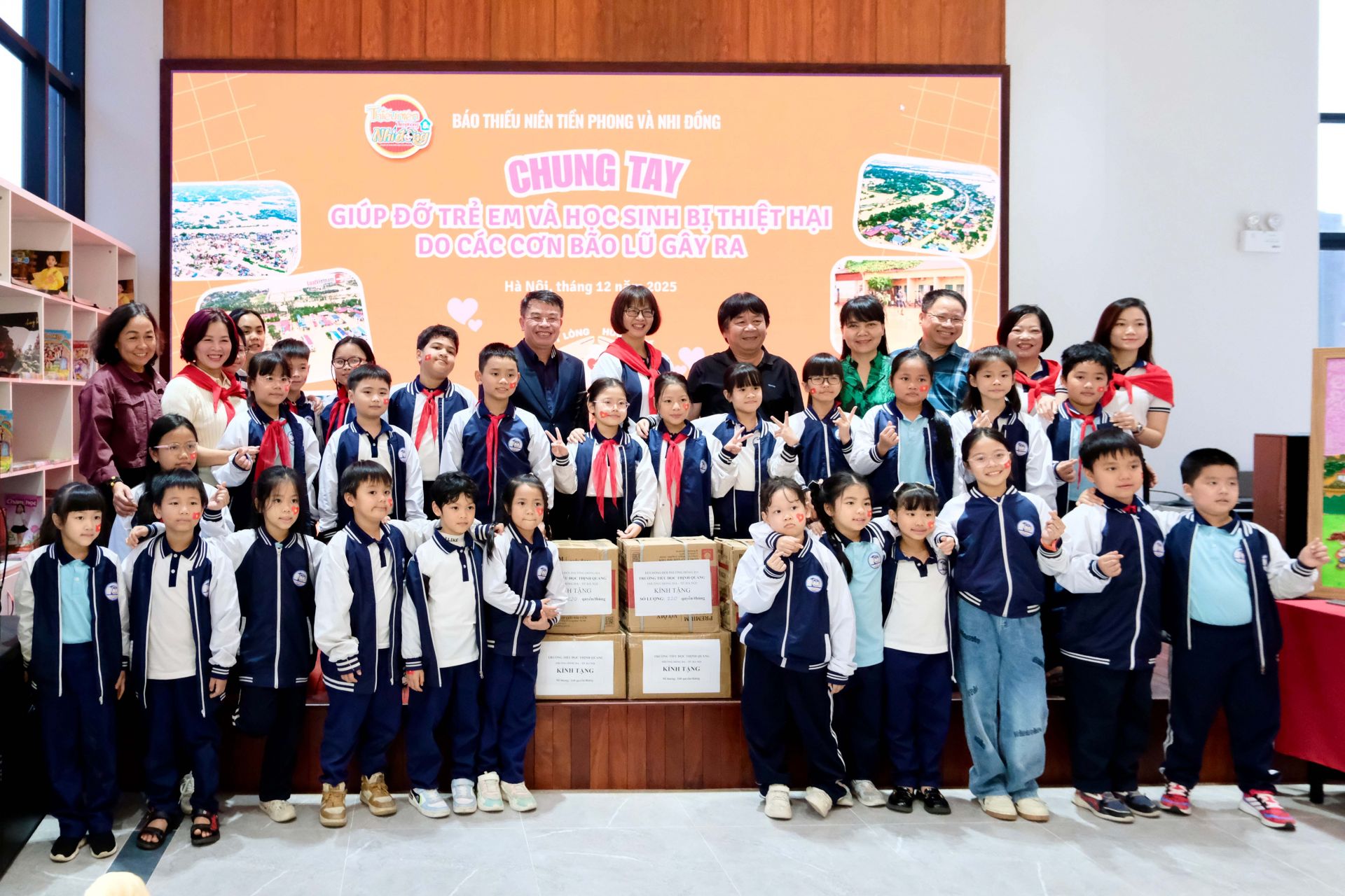 Đại diện thầy cô và hơn 20 bạn học sinh mang tới những thùng vở được đóng gói cẩn thận, thể hiện sự chu đáo và tấm lòng sẻ chia dành cho các bạn vùng lũ.