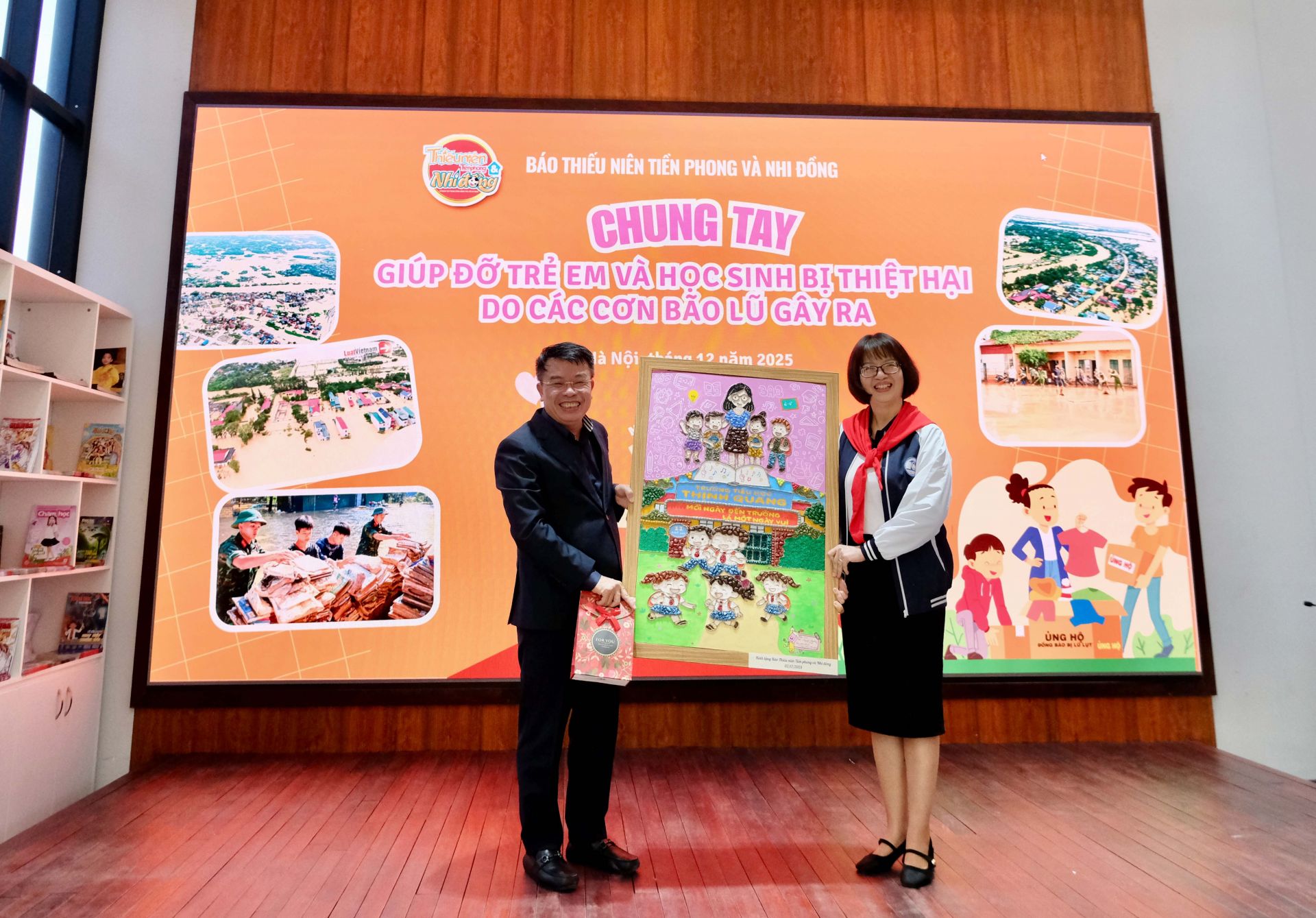 Nhà giáo Trần Thị Lan Hương tặng bức tranh do chính học sinh trường Tiểu học Thịnh Quang thực hiện, gửi lời chúc mừng tới Báo TNTP&NĐ nhân dịp chuyển về trụ sở mới.